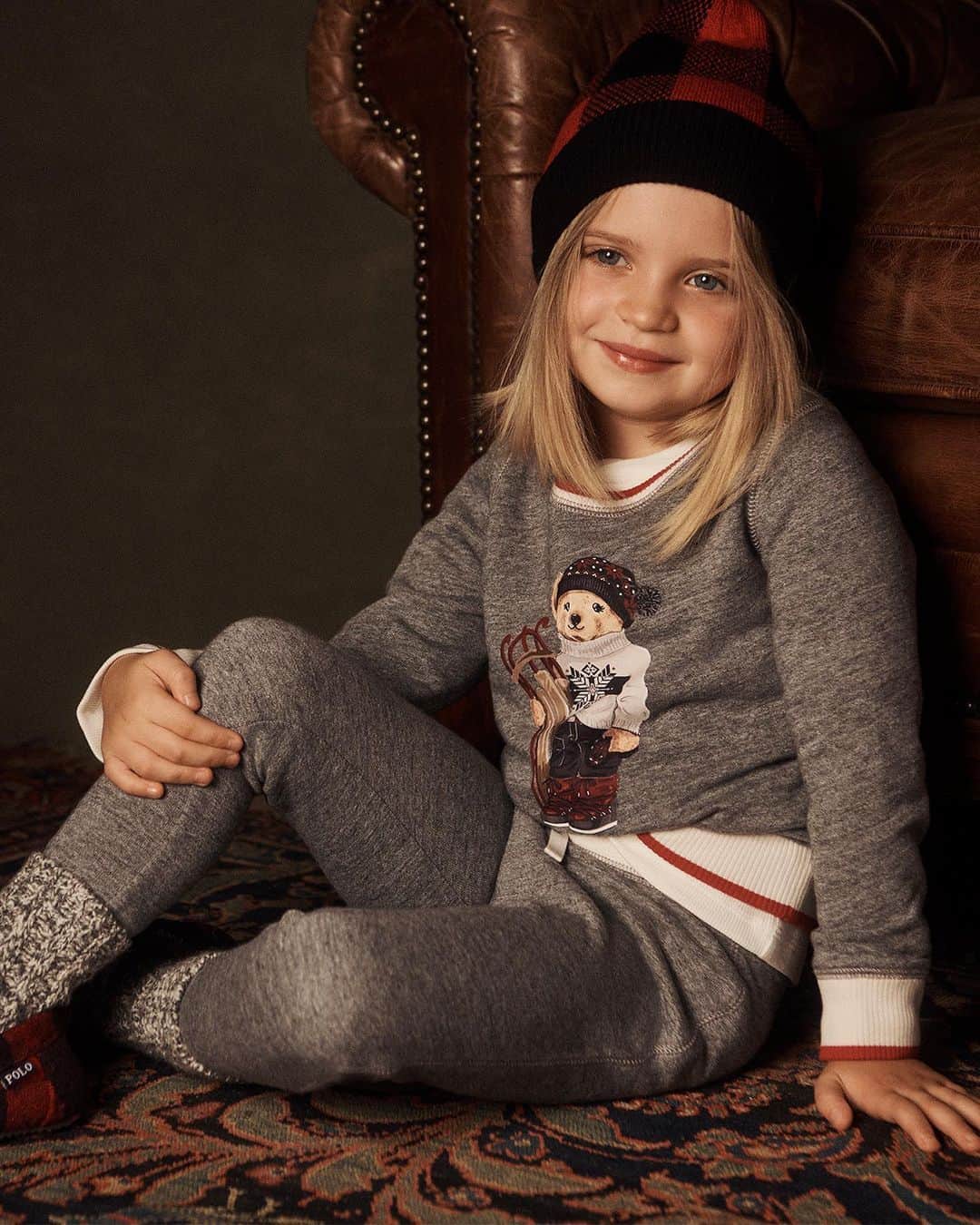 Polo Ralph Laurenさんのインスタグラム写真 - (Polo Ralph LaurenInstagram)「A holiday interpretation of a #PoloRalphLauren icon.   The beloved #PoloBear adorns our #RLKids sweatershirt this holiday season for a relaxed and cozy fit.   Discover more holiday-inspired #RLGifts via the link in bio.」11月30日 0時31分 - poloralphlauren