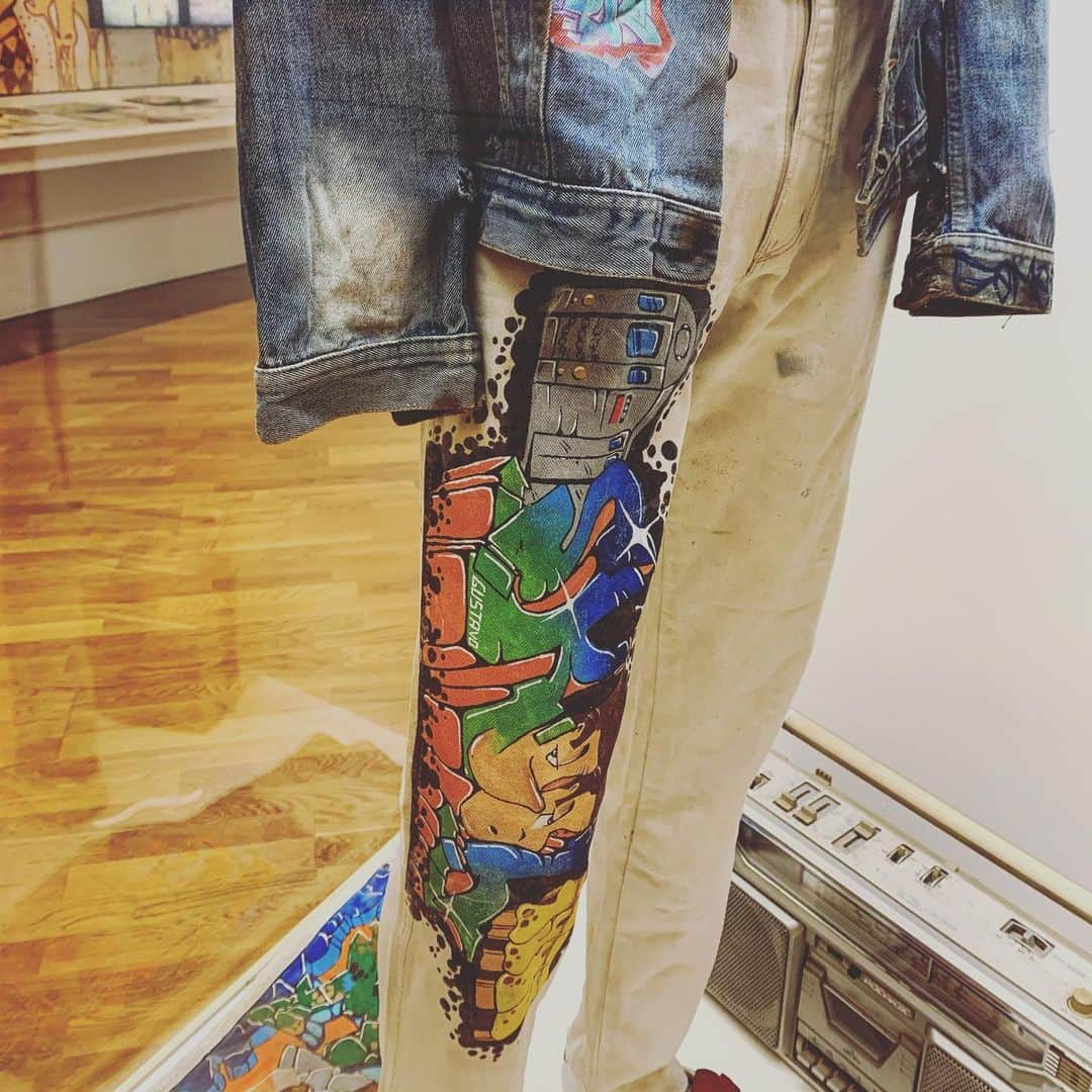 osgemeosさんのインスタグラム写真 - (osgemeosInstagram)「hand painted clothes from the 1980 Roupas pintadas à mão, dos anos 1980 #retrospectiva #osgemeos #segredos @pinacotecasp Panorâmica 1974 a 2020 ...」11月30日 0時32分 - osgemeos