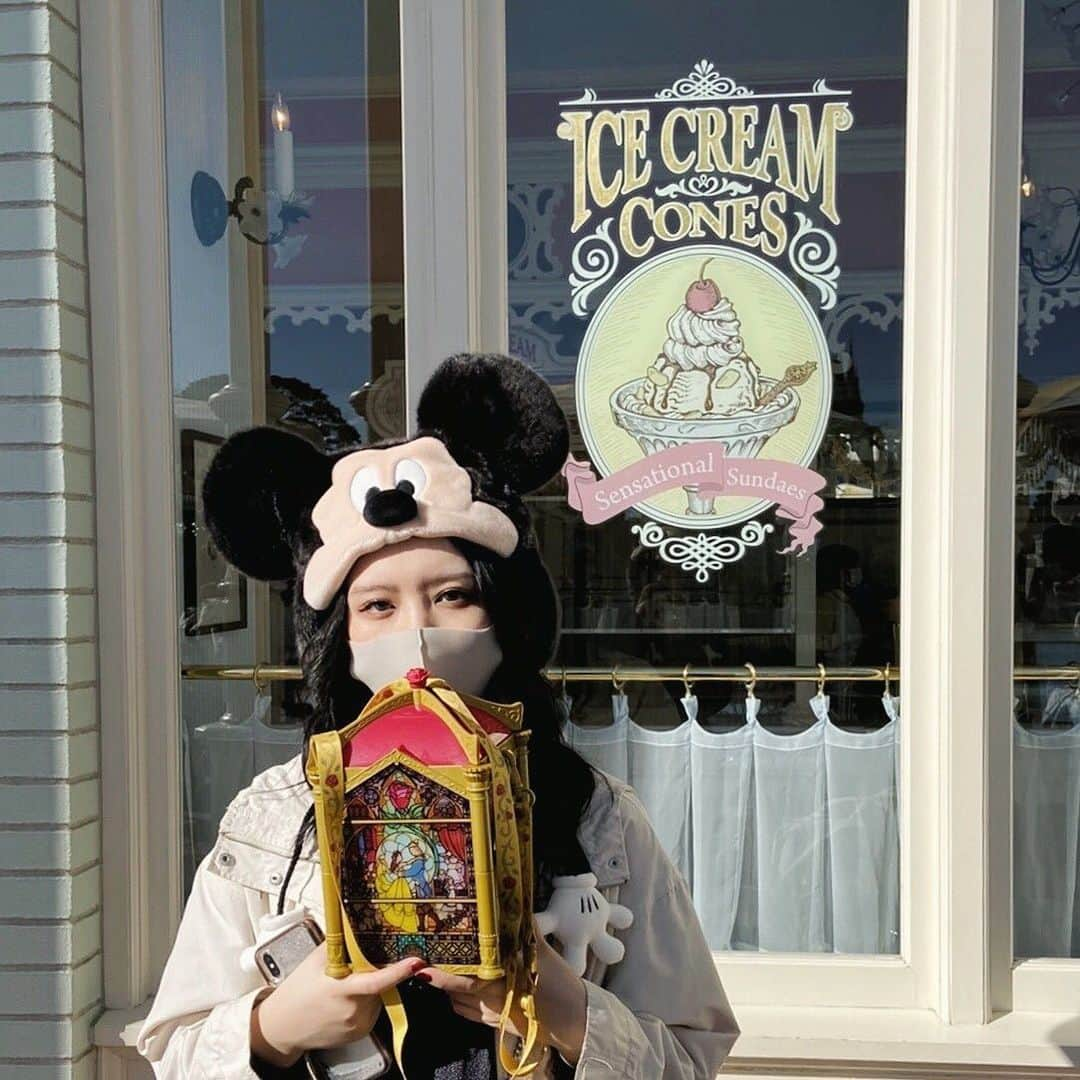 柴のインスタグラム：「欲しかったポップコーンバケツGETした🍿 #disneyland #ディズニーランド #美女と野獣」