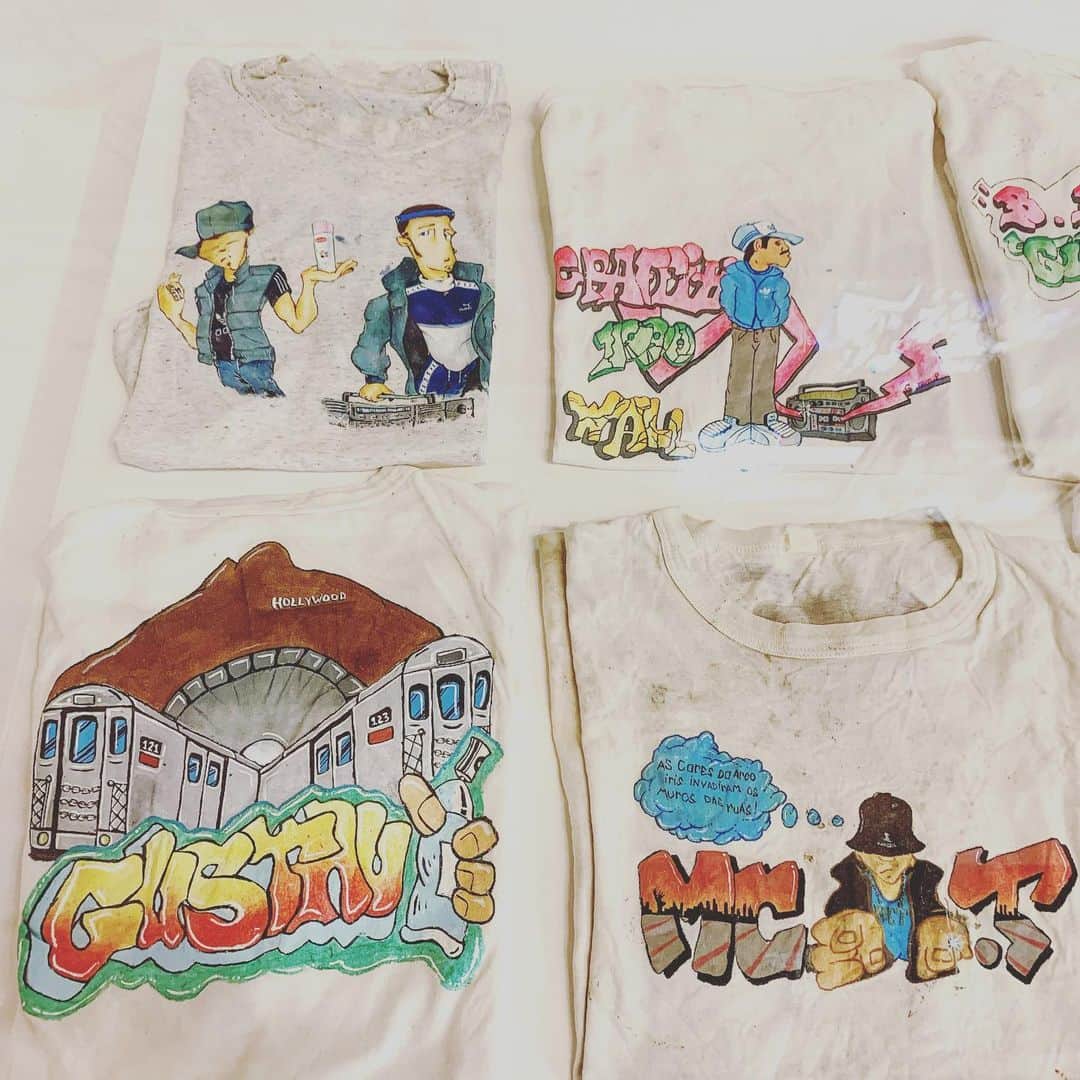 のインスタグラム：「hand painted clothes from the 1980 Roupas pintadas à mão, dos anos 1980 #retrospectiva #osgemeos #segredos @pinacotecasp Panorâmica 1974 a 2020 ...」