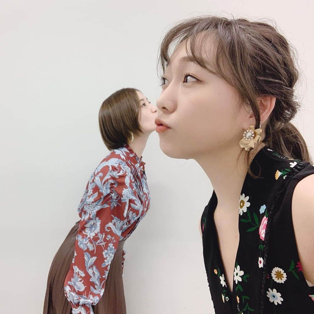 須田亜香里さんのインスタグラム写真 - (須田亜香里Instagram)「遠近法でチューしたら失敗した🤣 かなりんのケータイでは別パターンの遠近法の写メ撮ったよ💓 . . 11月29日(日) テレビ朝日 & ABEMA 【#熱闘Mリーグ】24:55〜 （ストーリーズにURL貼っておきます） #あかなりん #遠近法」11月30日 0時33分 - akarisuda