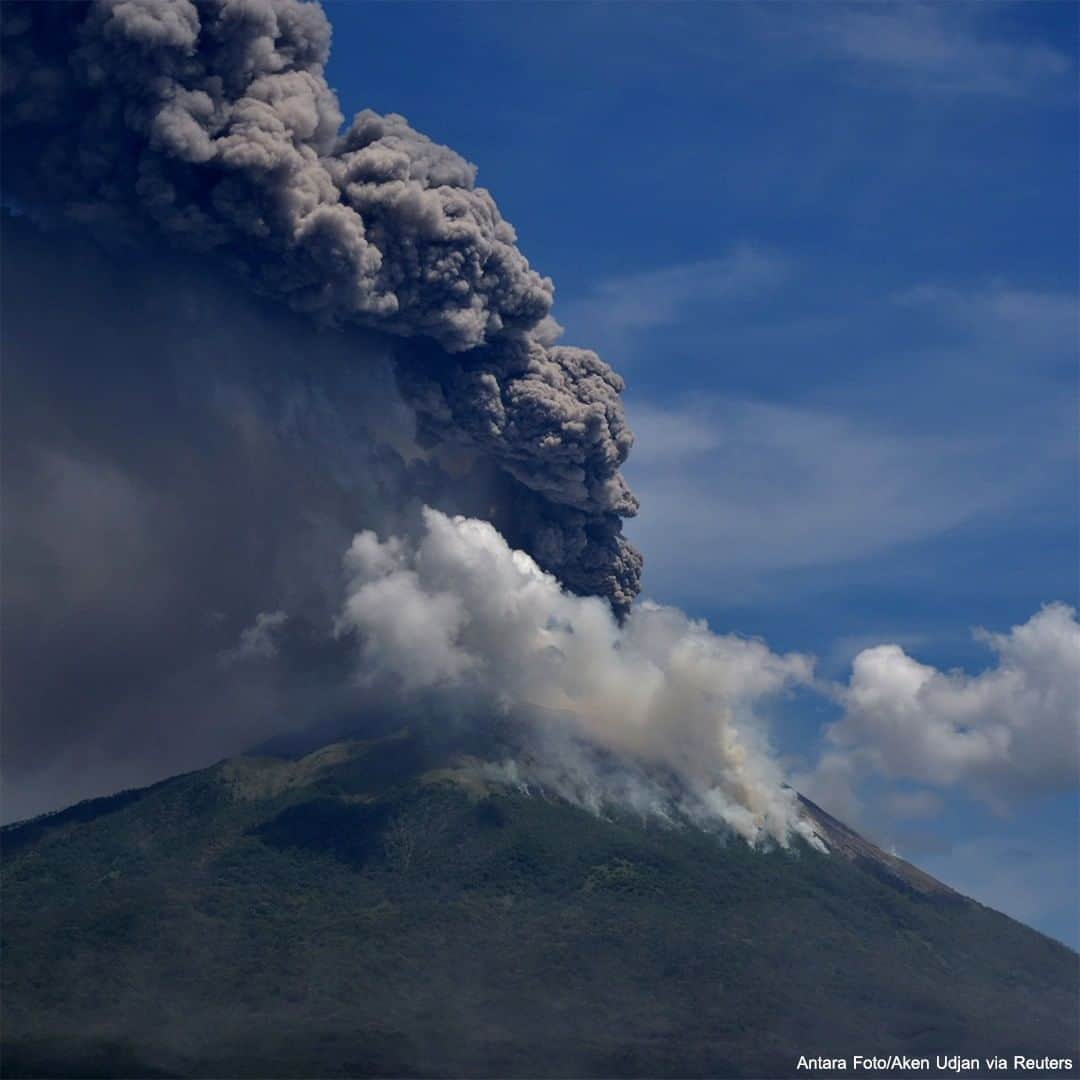 ABC Newsさんのインスタグラム写真 - (ABC NewsInstagram)「Indonesia's Mount lli Lewotolok erupted Sunday morning, sending a column of smoke and ash into the sky. #mountlli #volcano #eruption #indonesia #international」11月30日 0時39分 - abcnews