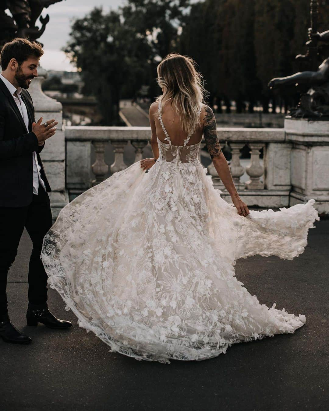 Galia Lahavさんのインスタグラム写真 - (Galia LahavInstagram)「BOHO IN THE CITY // @celdrans.couple looks so stunning in our #Fabiana ✨ @paulinaweddings #GaliaLahav #GLCouture」11月30日 0時41分 - galialahav