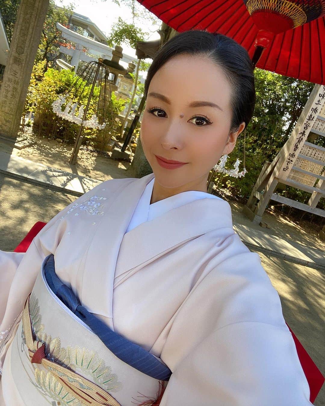 平山美香のインスタグラム：「２０２０年１１月１５日 長男　七五三詣り 早生まれの為、あえて今年に七五三をした長男❤️  月日が経つのは早いなぁ❤️ お詣りの後は、着物を着たからと、わざわざ京都まで行きたくて👘　 南禅寺菊水さんで、中庭の美しい紅葉を眺めながら、美味しいお昼懐石頂きました🍁 #七五三 #七五三詣り #着物 #京都 #着物ネイル」