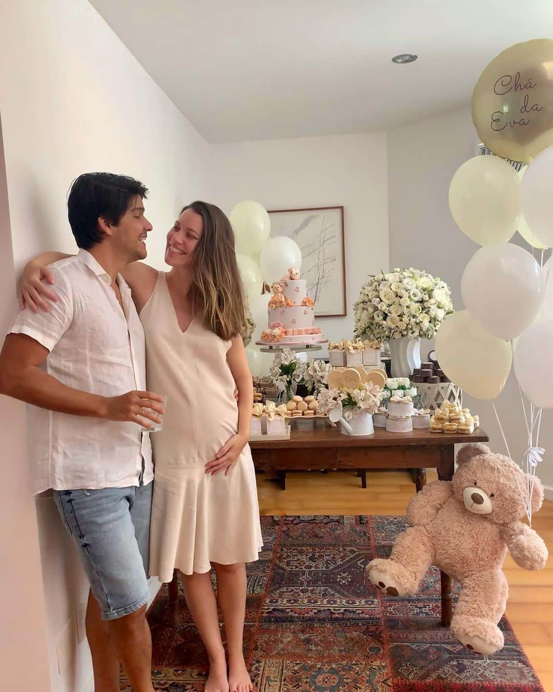 ナタリア・ディルのインスタグラム：「Montamos essa mesa pra não deixar de comemorar a chegada da nossa Eva.  No nosso coração estavam todos os amigos e familiares que a gente ama.  🤍🤍🤍 #chadaeva Muito obrigada @lorenaduquefestas pela delicadeza. ✨ Ficamos muito emocionados com todos os detalhes dessa decoração 💝   Bolo:  @mariartcake   Doces:  @brownieesabores  @confeitariadapollyoficial  @vanessacastropatisserie @tatibrownieria  @captaincolors」