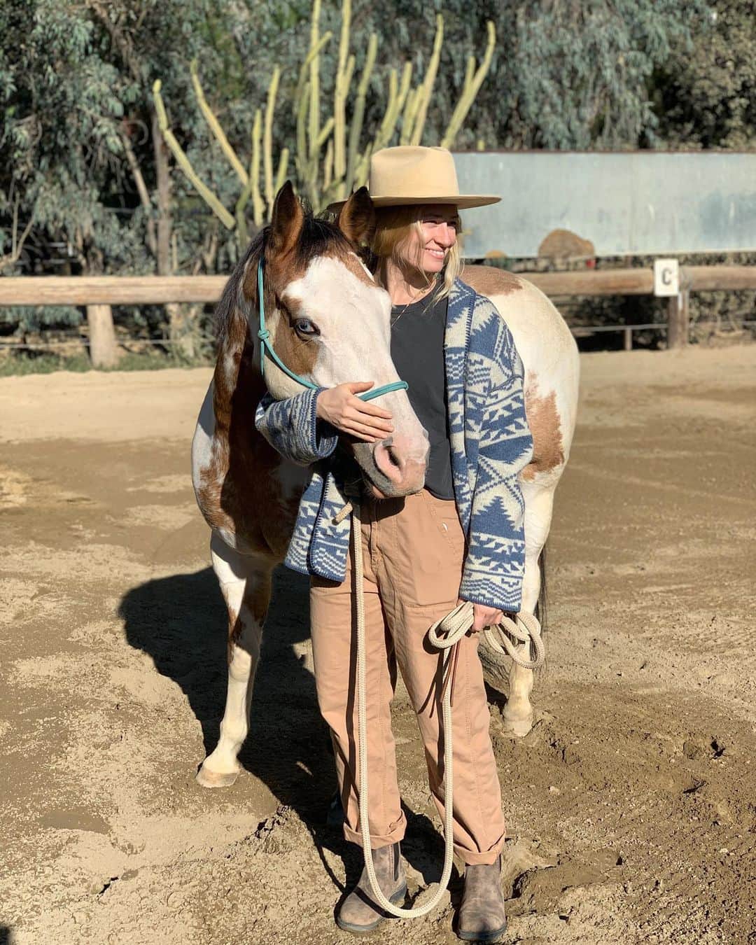 ベス・ベアーズのインスタグラム：「My quarantine #thanksgiving was full of music, nature, chess and horses. Ain't nothing better in life, me thinks.」