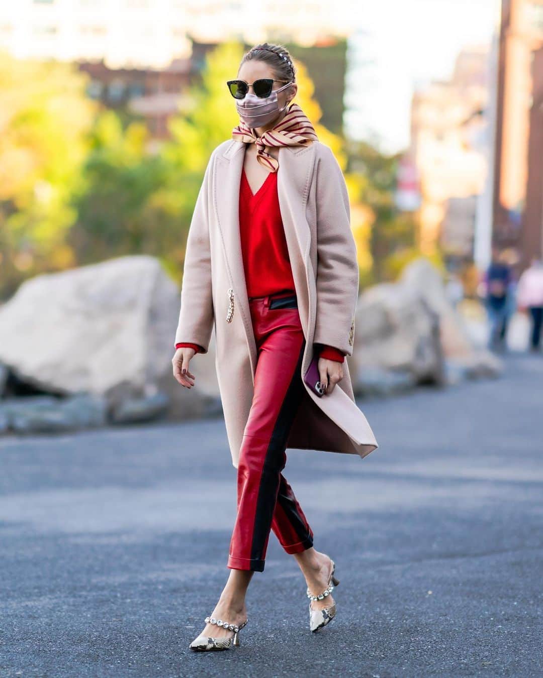 オリヴィア・パレルモのインスタグラム：「Have fully embraced the autumnal spirit 🍂🍁🍃 with my colored leather pants! For more on channeling this look and my key style piece for the season (hint:🧣), check out #StyledbyOP at the link in bio.」