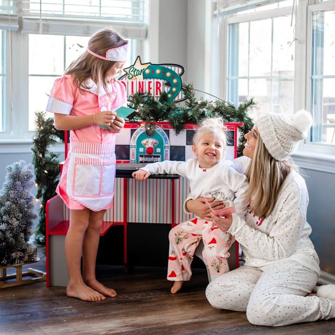 ロック&リパブリックのインスタグラム：「Order up! One special holiday season coming your way. ❤️ With a busy shipping season ahead, get your gifts now! Just tap to shop toys, cozy clothes and more. #Kohls 📸 @samantha_show_」