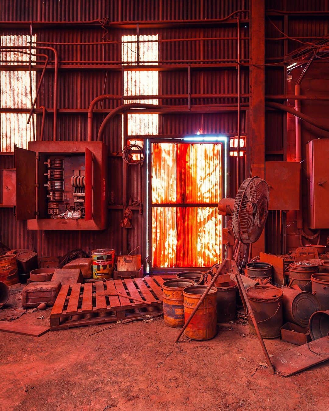啝 （わ）のインスタグラム：「Red factory 𓆲 𓆲 𓆲 #abandonedafterdark #urbex_supreme #desertedplaces #abandon_seekers_ #urbex_regards #welcometwoneverland #kings_abandoned #abandonedcentral #the_urbex_institute #renegade_abandoned #rsa_preciousjunk #glitz_n_grime #gotrespassing #savethedecay #bandorebelz #abandoned_addiction #abandoned #urbex #global_urbex #urbex_utopia #abandonig #allabandoned #urbex_kings #sombrexplore #grime_lords #urbxtreme #all_is_abandoned #discarded_butnot_forgotten #廃墟 #made_in_decay」