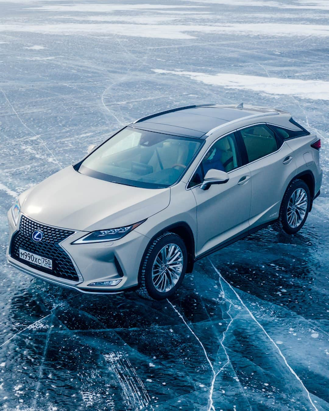 Lexus UKさんのインスタグラム写真 - (Lexus UKInstagram)「For the #LexusRX, the double-digit sub-zero temperatures proved no barrier to the hybrid system operating faultlessly.  #Design #CarDesign #Automotive #Lexus #CarsofInstagram #LuxuryTravel #Luxury #Lexus #Ice #Siberia #LakeBaikal」11月30日 1時00分 - lexusuk