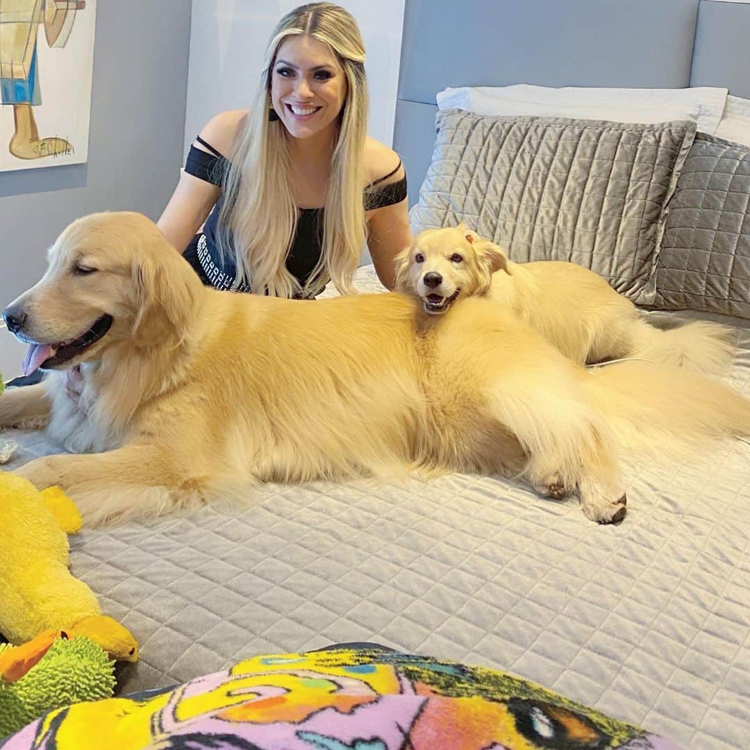 レナータ・ファンのインスタグラム：「Um Ótimo Domingo a todos! Eu e meus amores #Messi e Abel! Nem venham com futebol hoje 😂😂😂 cabeça inchada e raiva do futebol pobre executado pelo meu Colorado e que me segurou até às 23h do Sábado! Devo ser masoquista, né?! Hoje, vou curtir meus dogs e meu ❤️ @atilaabreu51」