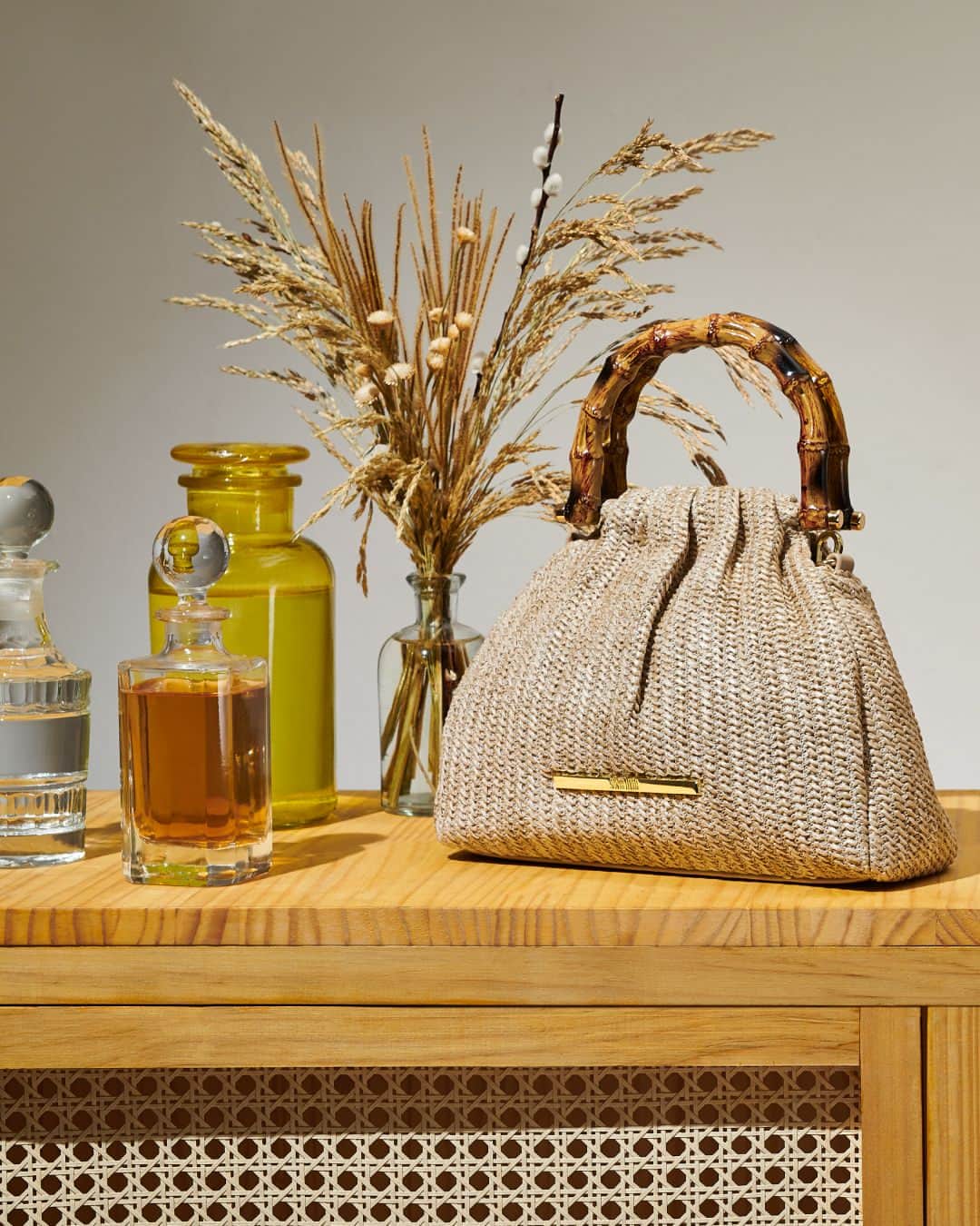 Santa Lollaのインスタグラム：「E temos a bolsa perfeita para dar match com as novidades dessa semana. Desliza para o lado e escolha a sua cor favorita! [ R$279,90 cada ] #santalollaverao21 #newnatural #SLhandbags」