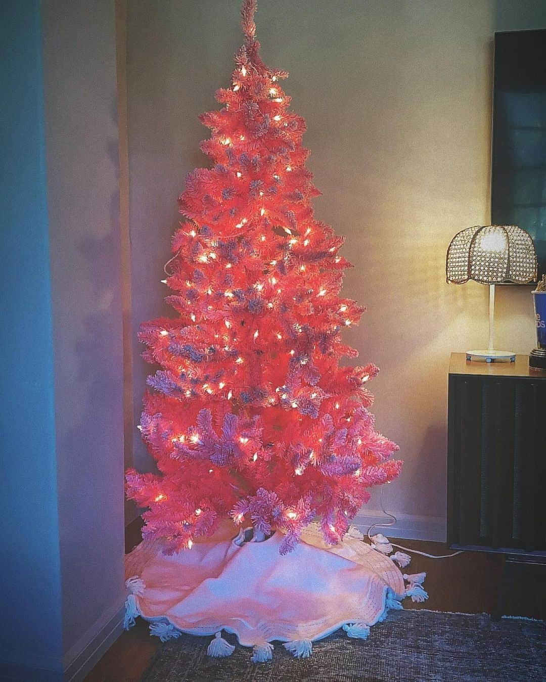 アシュレイ・ティスデイルのインスタグラム：「And She’s Up!! Pink is def on point this year 💗」