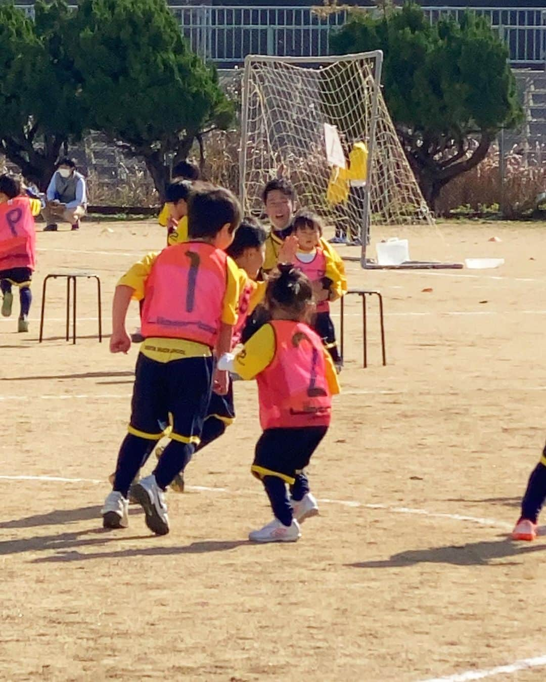 平山美香のインスタグラム：「２０２０年１１月２１日 長男サッカー試合⚽️ いつもは、同年代のお友達２〜３人での練習ですが、この度初めて少しお兄ちゃん達に混じって試合に参加⚽️ 怖がる事なく、無我夢中にボールを追いかける姿に感動❤️ しっかりボールも蹴れました⚽️ どんどん勝ち進み、優勝🏆 初めてのメダル🏅宝物だね❤️ #サッカー #キッズサッカー #金メダル #優勝」