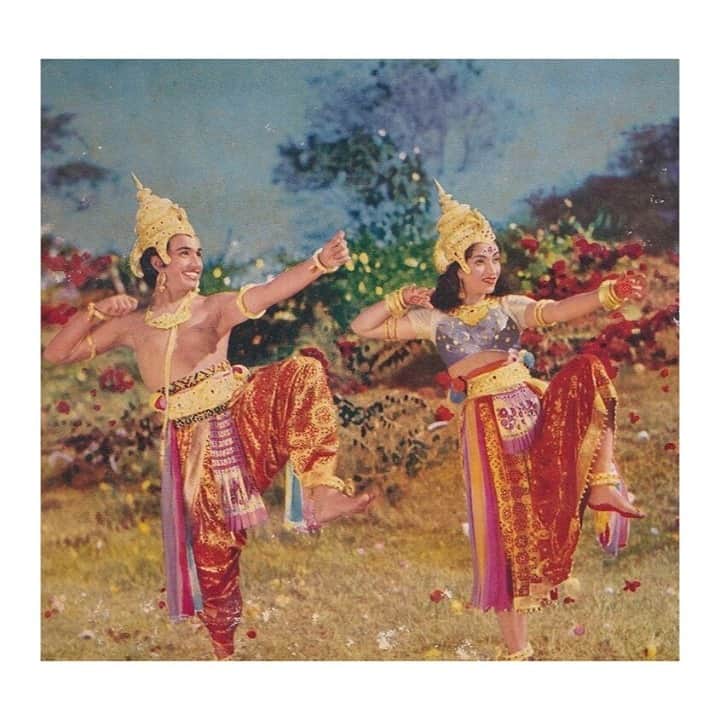 マッタのインスタグラム：「✨The feeling you get when you shop our Holiday Sale ✨⁠ >> link in bio for more << Photo from @vintage.bolly - Jhanak Jhanak Payal Baaje (1955)」