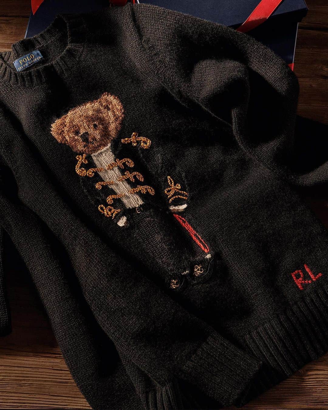 Polo Ralph Laurenさんのインスタグラム写真 - (Polo Ralph LaurenInstagram)「Our latest #PoloRalphLauren collection showcases a festive, holiday adaptation of the #PoloBear with red and gold detailing.   Explore more from the Polo Bear Shop and #RLGifts via the link in bio.」11月30日 1時06分 - poloralphlauren