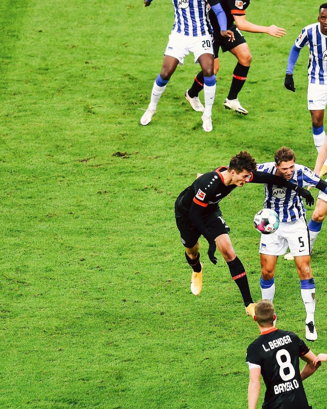 バイエル・レバークーゼンさんのインスタグラム写真 - (バイエル・レバークーゼンInstagram)「Keep up the fight! 👉 10 minutes to go! #B04BSC 0-0」11月30日 1時06分 - bayer04fussball