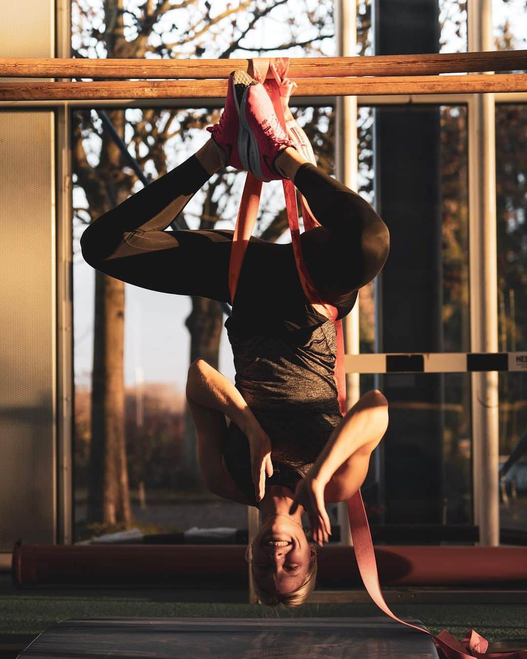 リーザ・マイヤーのインスタグラム：「🙃 ǝʌıʇɔǝdsɹǝd ʇuǝɹǝɟɟıp ɐ ɯoɹɟ sƃuıɥʇ ʇɐ ʞool oʇ ǝʌɐɥ ǝʍ sǝɯıʇǝɯos  #justhangingaround #namaste 📸 @fried.er」
