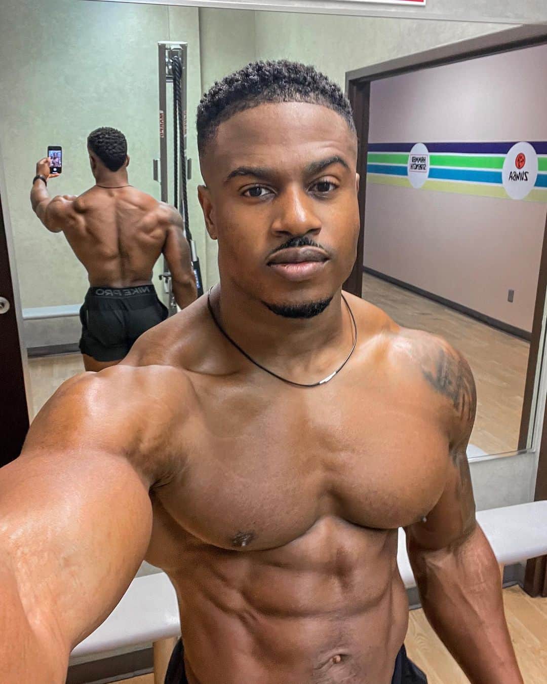 Simeon Pandaさんのインスタグラム写真 - (Simeon PandaInstagram)「Happy Sunday! I had a busy but productive week, excited about the new week, bring on Monday 🔥⁣ ⁣ 🔥 Download my diet & full training routines at SIMEONPANDA.COM⁣⁣ ⁣ 💴 Sign up to the @elimin8challenge for your chance to win a share of $8,000 💵 just to get in the best shape of your life 💪 Head to Elimin8.com  Link in bio⁣⁣⁣⁣ ⁣ 👉 Be sure to SUBSCRIBE to my YouTube channel: YouTube.com/simeonpanda 👈⁣⁣⁣⁣⁣ Many more 🏠 home workouts all FREE at Youtube.com/simeonpanda ⁣⁣⁣⁣⁣ ⁣⁣ 💊 Follow @innosupps INNOSUPPS.COM ⚡️ for the supplements I use👌🏾⁣⁣⁣ ⁣ #simeonpanda」11月30日 1時15分 - simeonpanda