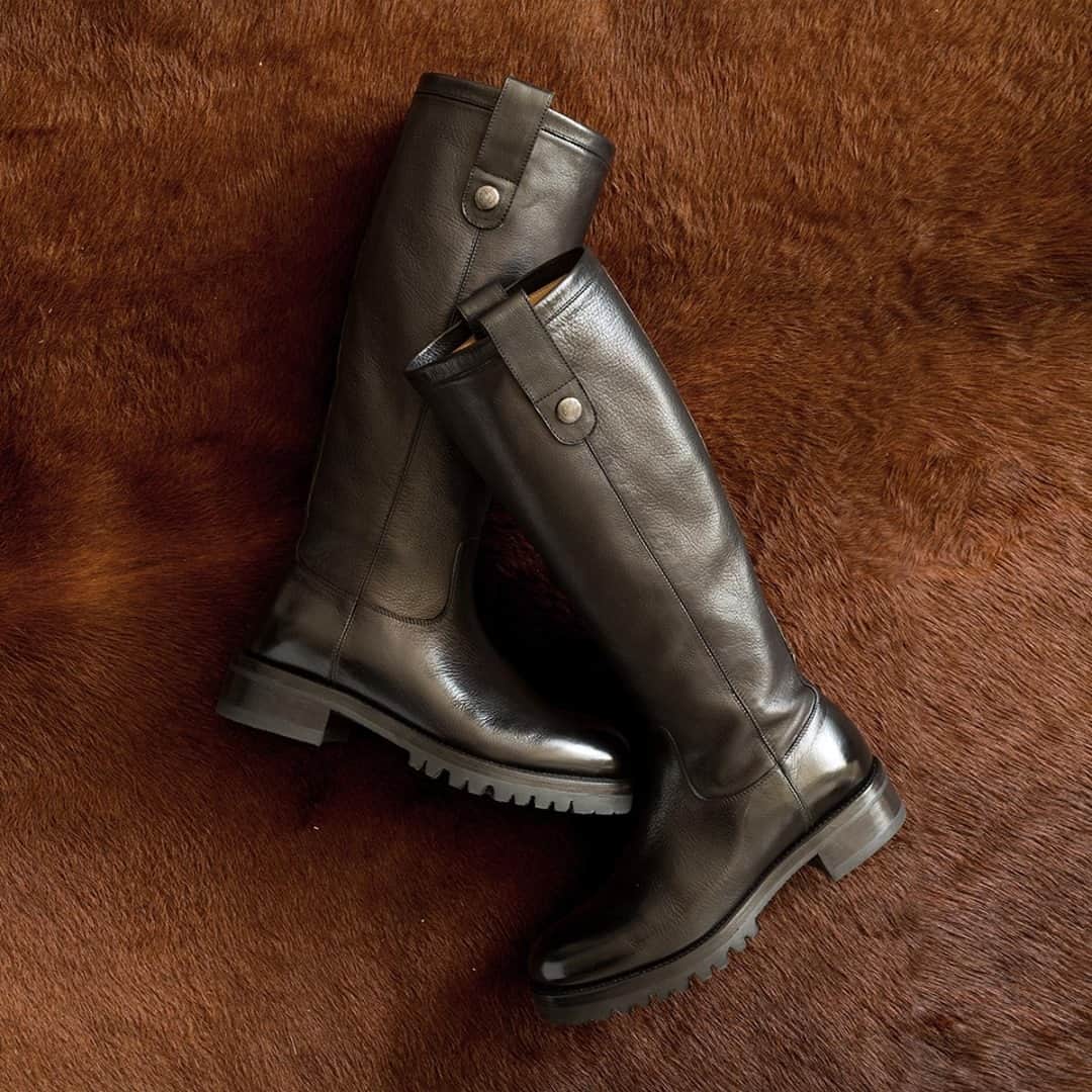 アルベルトファッシャーニのインスタグラム：「The timeless design of Alberto Fasciani’s bikers is proven by the indisputable quality of this classic yet modern boots. Italian handmade tradition, careful selection of the finest leathers and innovative design.⁠ ⁠ AMINA 58007 : 30% off  Code: BLACK30⁠ ⁠ www.albertofasciani.it⁠ ⁠ #albertofasciani #bikerboots #womanboots #bootslover」