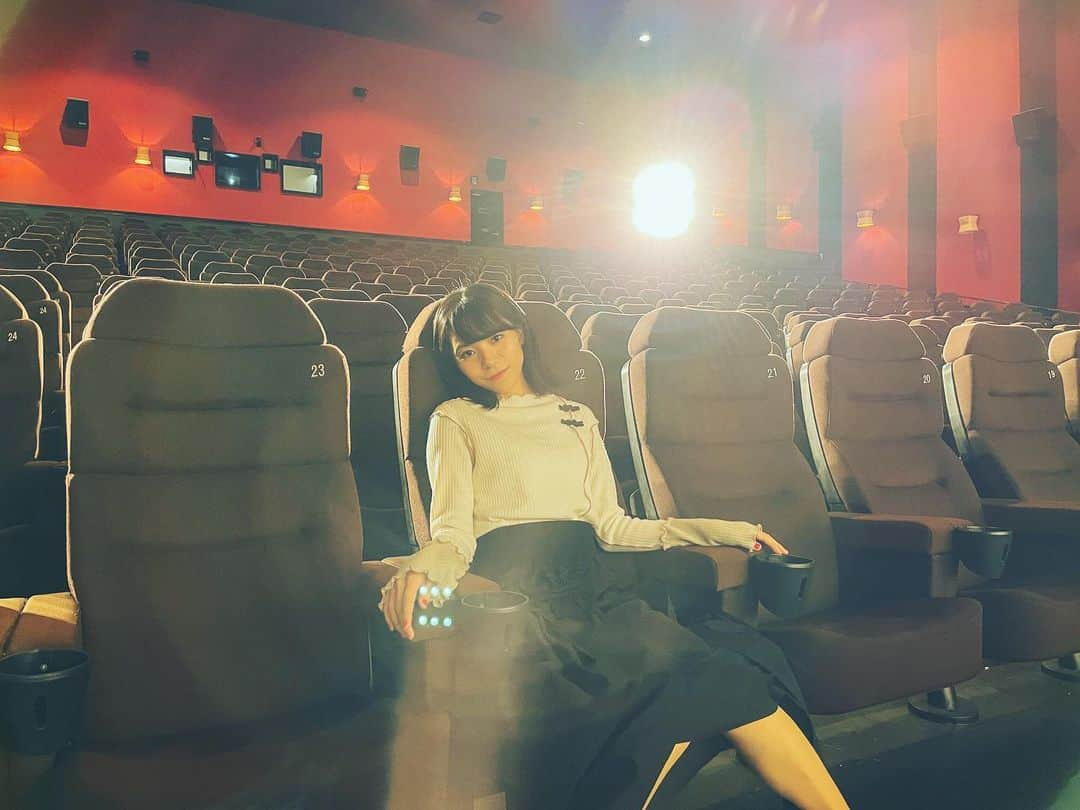 野村麻衣子のインスタグラム：「. 最近映画をよく観るようになりました🍿 今までたくさん映画を観てきた方ではないから、まだ観てない名作がいっぱいあるってことがうれしーっ💃  今は寝る前に見てた作品が少し怖くて、夢に見ると困るから中断しています🤫  小説を読むことも、音楽を聴くことも昔から好きだったけど、映画を観ることも好きになった！好きなものが増える時は嬉しい🧚‍♀️」