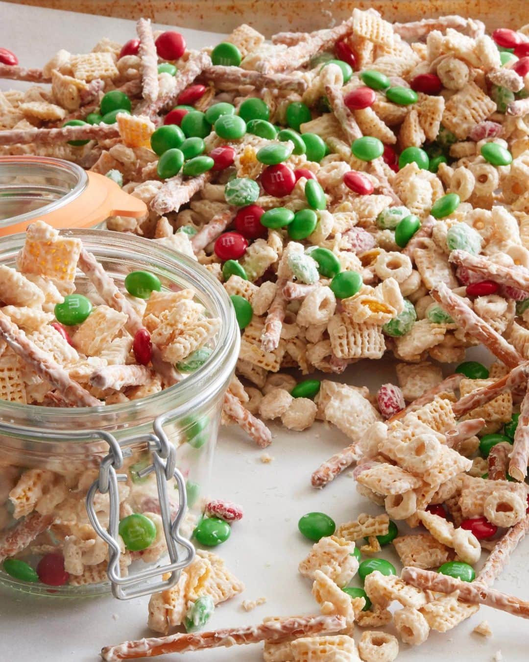 Gaby Dalkinのインスタグラム：「Made my first batch of the Dalkin favorite bright and early this morning and I have no regrets!! NONE! ❤️💚 If ya know, ya know!! Linking the recipe in my profile because we all could use a dose of the best sweet and salty snack of all times!! https://bit.ly/3mgmvzB」
