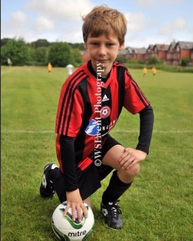 チャーリー・アダムのインスタグラム：「Louie Jones, 14 years old, lost his brave battle against Leukaemia and passed away earlier this week, he had been ill for some time and was diagnosed with this cruel cancer 18 months ago.  Louie’s bravery and positivity, with that of his loving family's dedication and support has been truly inspiring.  The sadness of Louie's passing has devastated everyone who was close to him as well as his classmates and friends at Hodgson Academy.  he was a kind, warm hearted and respectful lad who was also an outstanding talent, a real Team player.  God Bless you young man 💔」