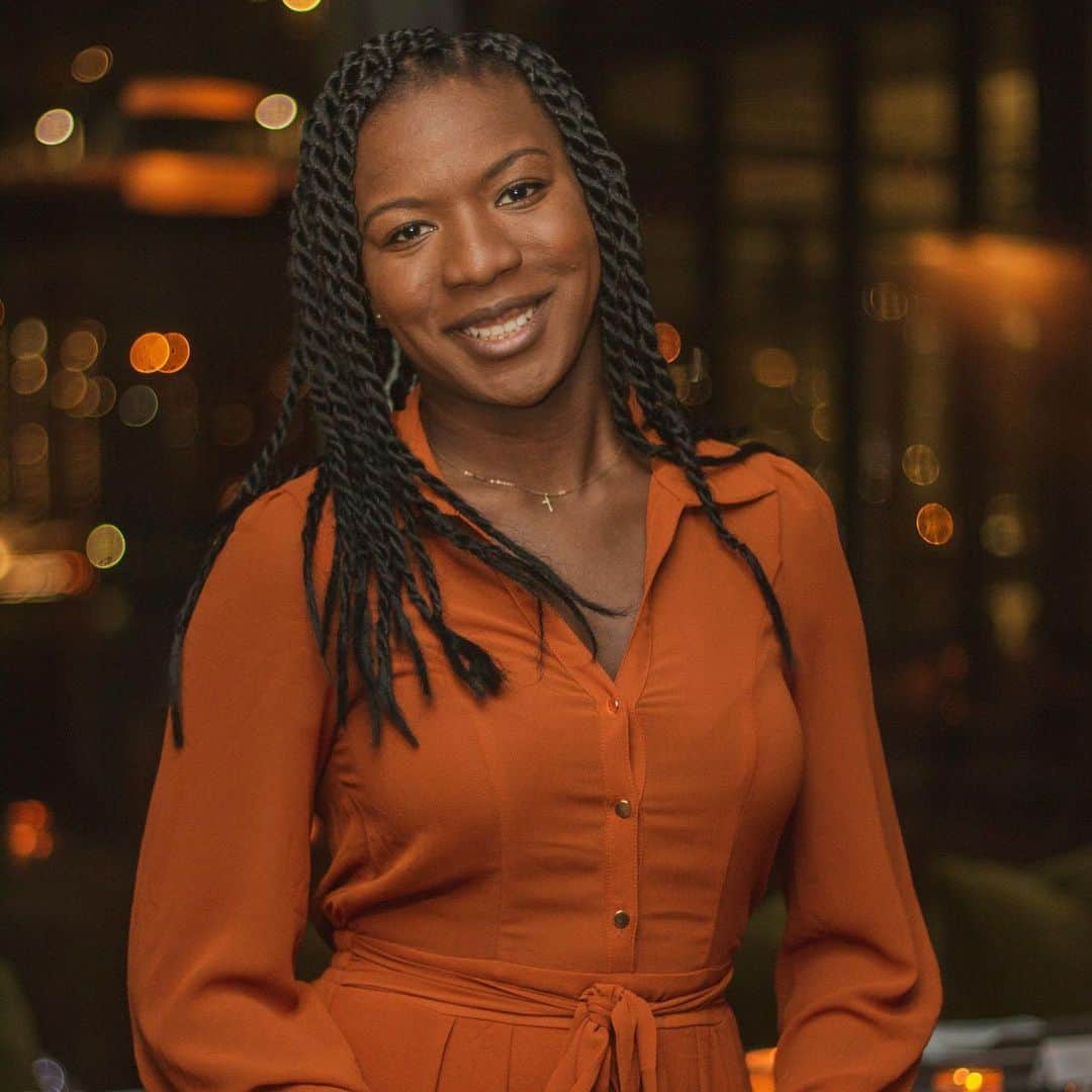 Grace Bonneyさんのインスタグラム写真 - (Grace BonneyInstagram)「Hi There! My name Amber and I am an event planner and founder of independent magazine @whileentertaining.   I launched While Entertaining in March 2020 to highlight Black perspectives in food and beverage. Our mission is to celebrate the many ways Black culture influences how we all eat, gather, and live. Through an annual magazine and a monthly e-newsletter, I share stories, resources, and inspiration for gathering at home. When I launched this brand, I had no idea just how much “at home” we would all be doing this year...but I’m happy to be providing this content for everyone and growing this brand during such an interesting time in the world.   I’ll be taking over the Design Sponge account today and tomorrow, and I’ll be sharing some tips to make your holidays at home extra special. After that, you can keep up with me at @whileentertaining or head over to www.whileentertaining.com to check our out publications. ❤️」11月30日 1時20分 - designsponge
