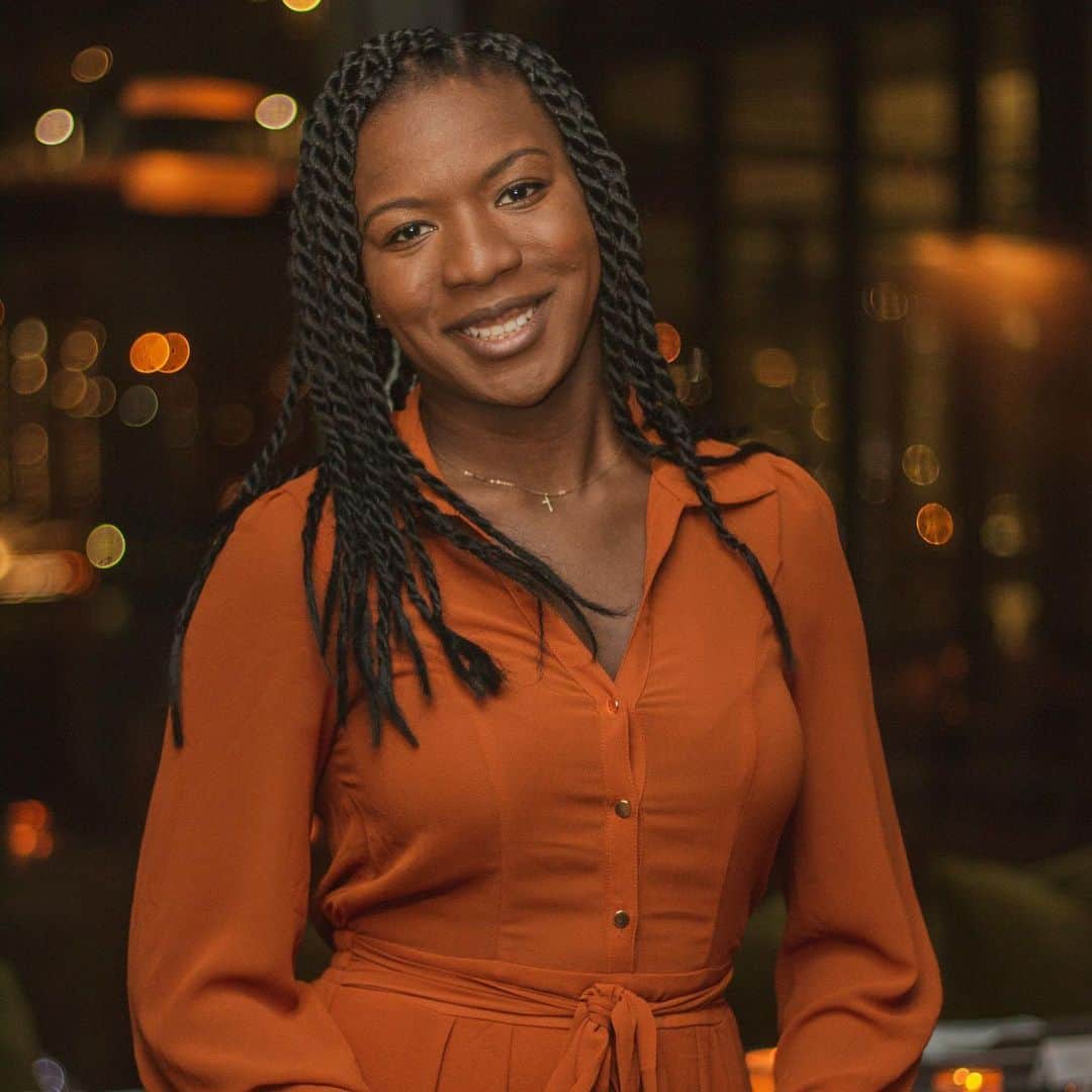 Grace Bonneyのインスタグラム：「Hi There! My name Amber and I am an event planner and founder of independent magazine @whileentertaining.   I launched While Entertaining in March 2020 to highlight Black perspectives in food and beverage. Our mission is to celebrate the many ways Black culture influences how we all eat, gather, and live. Through an annual magazine and a monthly e-newsletter, I share stories, resources, and inspiration for gathering at home. When I launched this brand, I had no idea just how much “at home” we would all be doing this year...but I’m happy to be providing this content for everyone and growing this brand during such an interesting time in the world.   I’ll be taking over the Design Sponge account today and tomorrow, and I’ll be sharing some tips to make your holidays at home extra special. After that, you can keep up with me at @whileentertaining or head over to www.whileentertaining.com to check our out publications. ❤️」