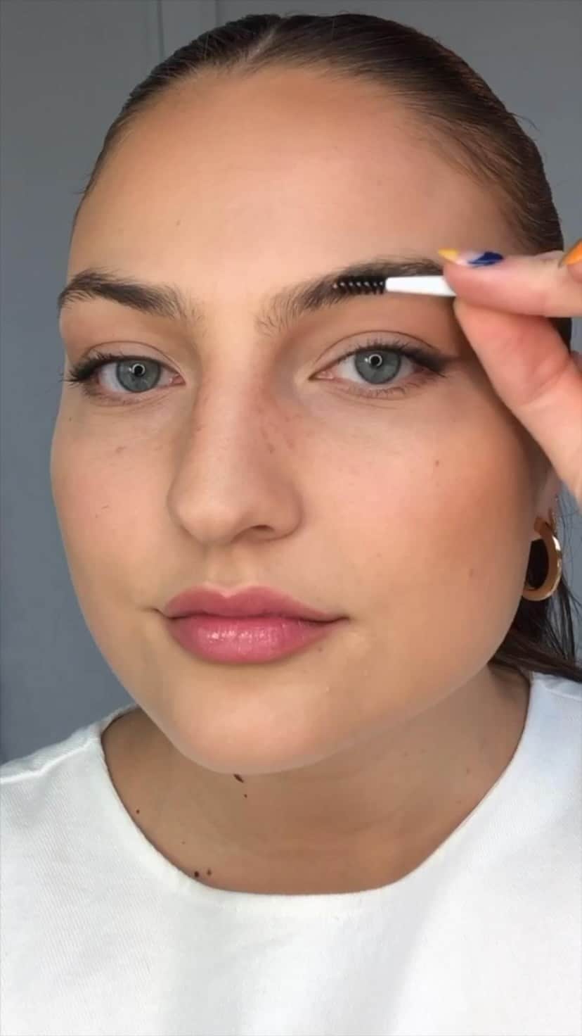 Clarins Canadaのインスタグラム：「@jaclynforbes gave the new My Clarins Make-Up collection a try and we simply can’t get over that healthy glow! __________ @jaclynforbes a fait l’essai de la nouvelle gamme maquillage My Clarins et on a peine à se remettre de ce look bonne mine ! . . . #MyClarins #MyClarinsMakeUp #WellDoneNature #Vegan」