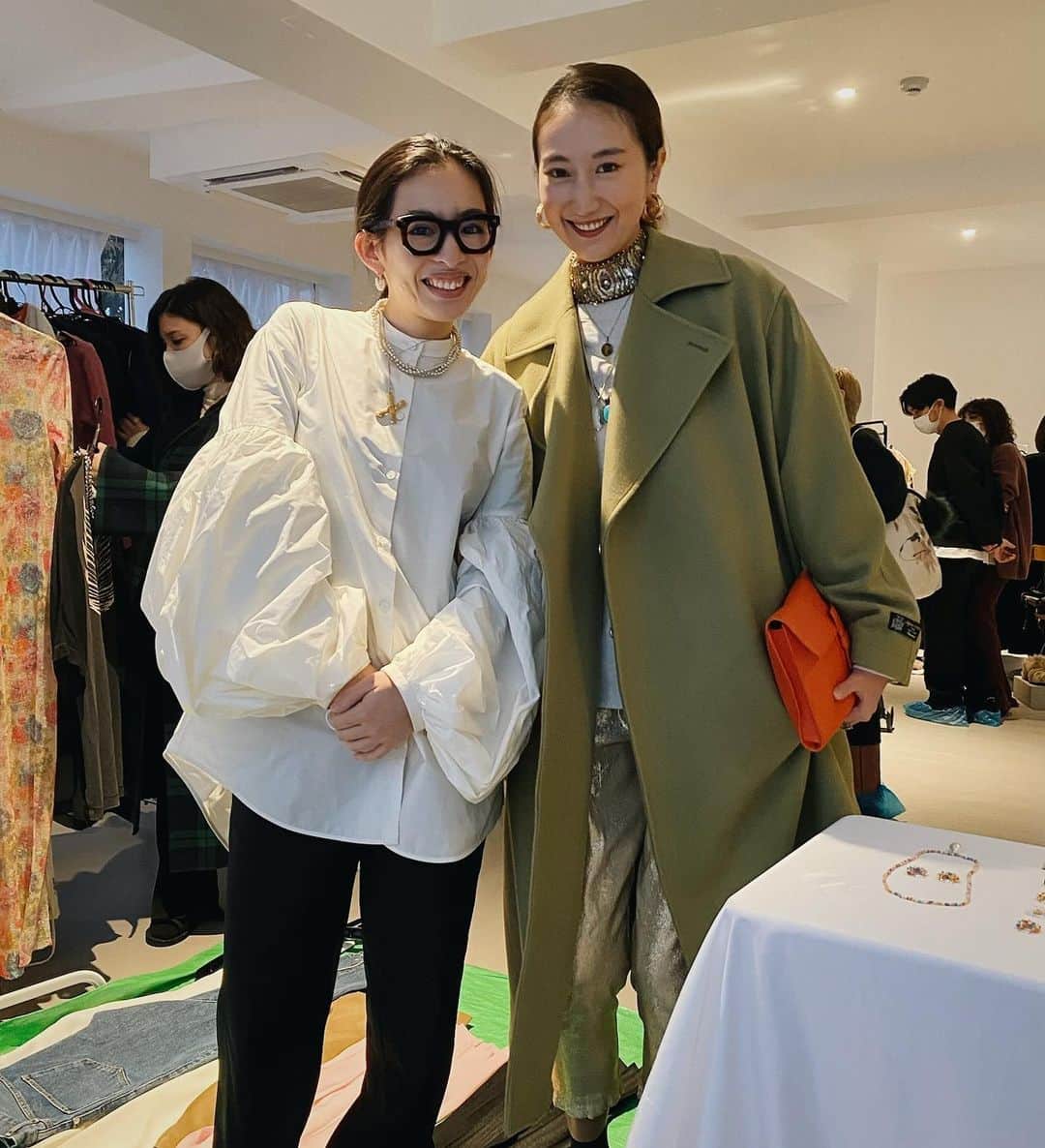花井瑠美のインスタグラム：「インスタ更新しない私だけど、今日は本当にhappyな日だったからあげちゃお♡ なぜなら @129nb さんに会えたから♡  今日もセンス抜群で、このシャツお下がりで欲しいくらい♡ 陶芸品やジュエリーも創ってて全部がツボ♡  TOMORROWLANDの佐々木社長に、私この方好きなんですよ〜めっちゃセンス良くてって話をして、コーディネートの写真を見せたら、まさかのTOMORROのバイヤーさんだった😍  そこから月日が経ち会えた♡嬉しい！  あやみさんがきっかけで @ayumi6316 さんを知り、なんてセンスの塊なのか♡ お二人の感性と美的センスで独自の世界観を生かした、こんな素敵なお洋服をセレクトしたりコーディネートするお仕事って本当にカッコいい✨  @ayumi6316 のお洋服を即買い スパンコールとかグリッターが冬になると着たくなっちゃう どう着ようかな〜大切に受け継ぎます✨ワクワク♡  好きな場所、人、モノ 全てオリジナル世界観があるのが好き。 自分がドキドキ、ワクワクするこの感覚を1番大切にしたいな。 素晴らしいご縁に感謝の日でした🥲💕  #至福の時間  #ワクワクが止まらない  #好きが1番 #ヴィンテージ #バイヤー#スタイリスト #自分だけの世界観 #大好きを集める」
