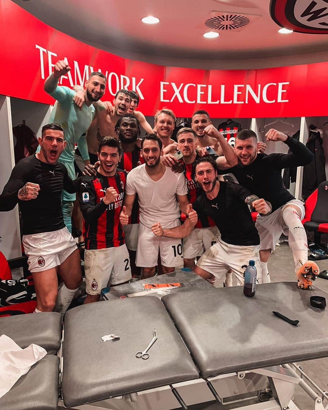 ハカン・チャルハノールのインスタグラム：「Takım 🔴⚫️ 3 puan geleneğine devam 🤳😉   Tutti per uno, uno per tutti 🔴⚫️ E la tradizione continua 🤳😉  Team work makes the dream work 🔴⚫️ Tradition continues 🤳😉」