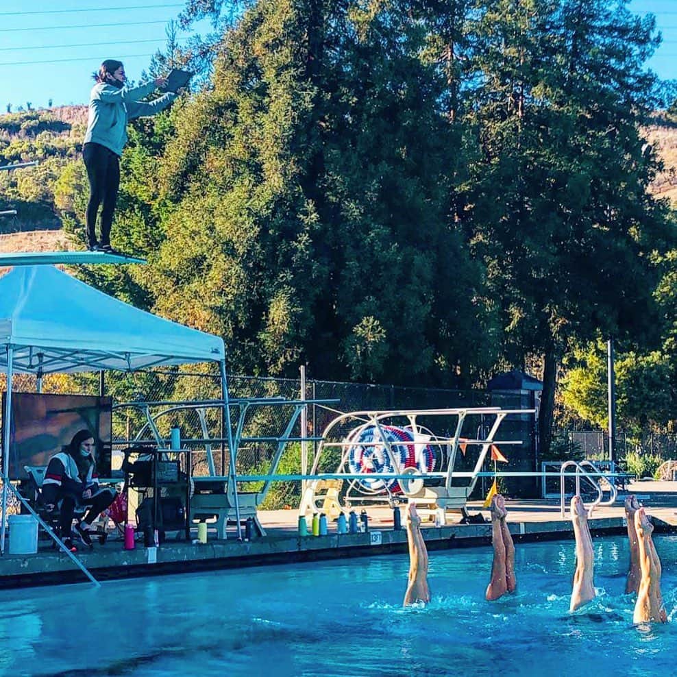 アンドレア・フエンテスのインスタグラム：「Looking for a drone view from the diving board while @annavoloshyna is coaching the elements of the team and @teixeiralara focusing on patterns from the end of the pool. Every part of practice needs different leaders depending on the strengths of each one. Team work and roles are very important in the coaches staff and I can’t be more grateful to have such a balanced-honest-talented team-of-coaches for @artswimusa and @artswimusajr. Thank you  @usaartisticswimming for putting us together!」