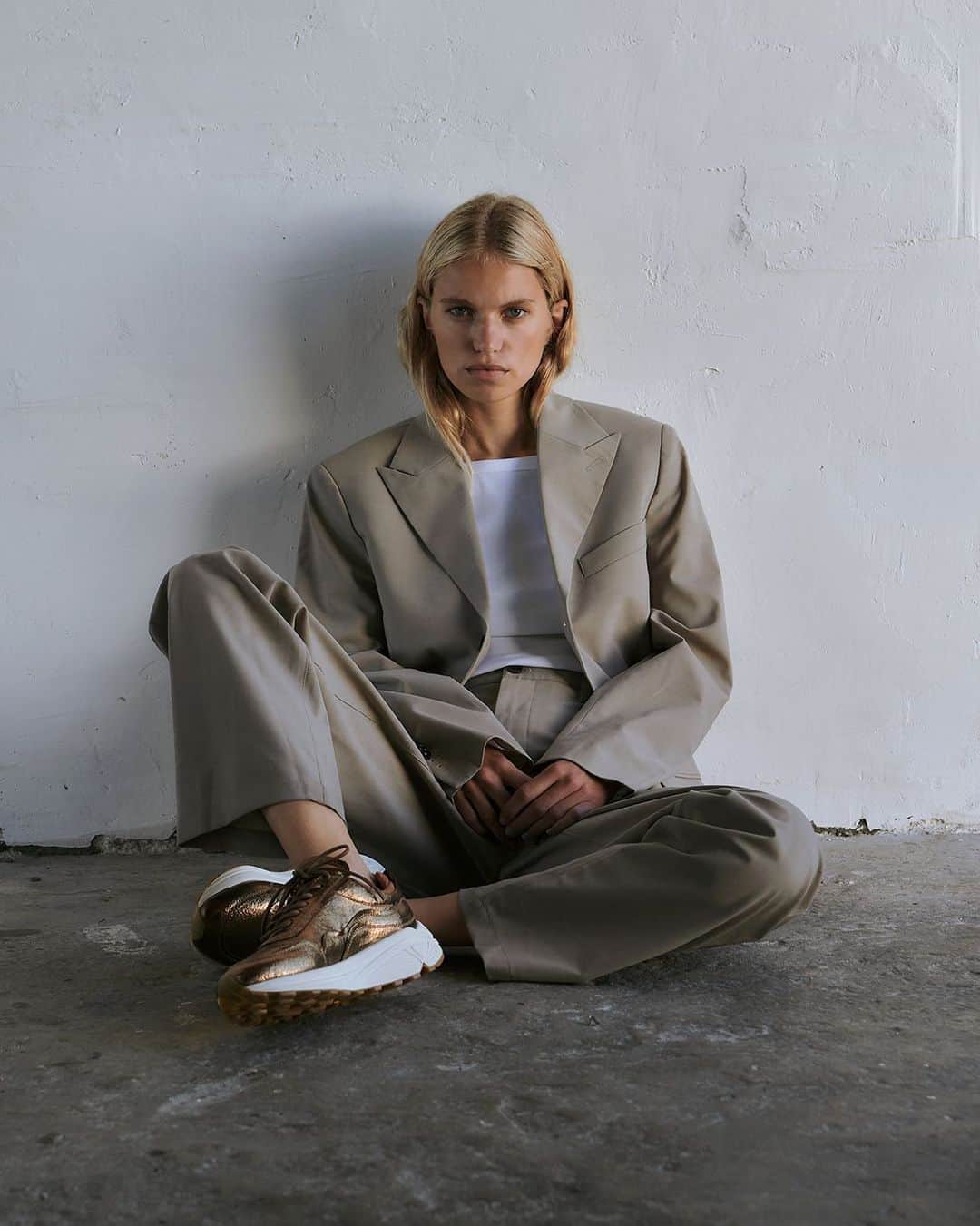 のインスタグラム：「Made to sparkle.  Making an impact with the #Vinci gold laminated sneakers. #FW21 #buttero」