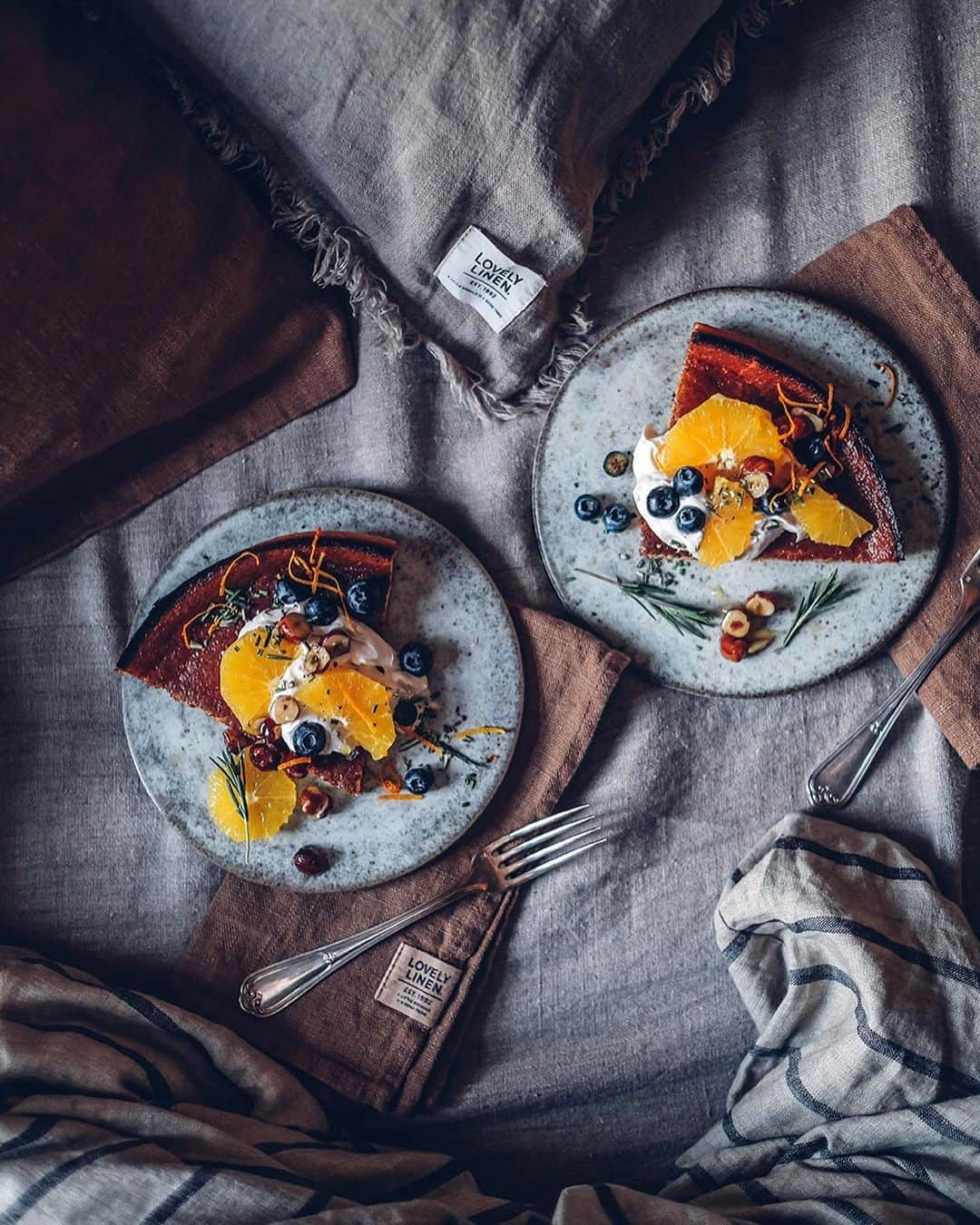 Our Food Storiesさんのインスタグラム写真 - (Our Food StoriesInstagram)「Werbung|Advertisement We have a wonderful GIVE-AWAY with @lovely.linen for you guys to celebrate the first Sunday in advent 🎄You can win one duvet cover and one pillow cover from @lovely.linen of your choice. All you have to do is: -follow @lovely.linen  -write a comment on the blog, link is in profile  The give-away is worldwide and ends on the 06th of December 2020. The winner will be drawn by lot and contacted via DM. Good luck everyone 🌟❣️ We absolutely love the cozy bedlinen from @lovely.linen and enjoyed a wonderful breakfast in bed. You can also the find the recipe for the gluten-free Dutch baby with coconut cream, oranges, blueberries and caramelized hazelnuts on the blog, link is in profile. #lovelylinen *This give-away is not sponsored, endorsed or administered by Instagram. ____ #bedlinen #linenlove #cozyhome #cavalierkingcharles #adventsunday #fellowmag #momentslikethese #countrysideliving #simplejoys #foodphotographer #foodstylist #germanfoodblogger #breakfastinbed #breakfastrecipe #dutchbaby #glutenfri #glutenfree #glutenfrei」11月30日 1時29分 - _foodstories_