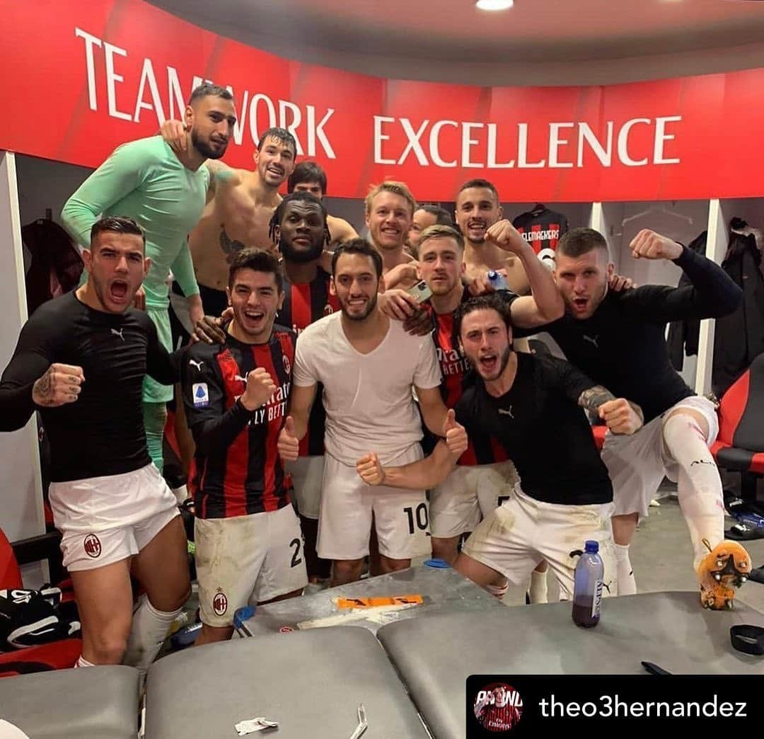 ACミランさんのインスタグラム写真 - (ACミランInstagram)「Teamwork, excellence, #ACMilan 👊 #MilanFiorentina #SempreMilan」11月30日 1時31分 - acmilan