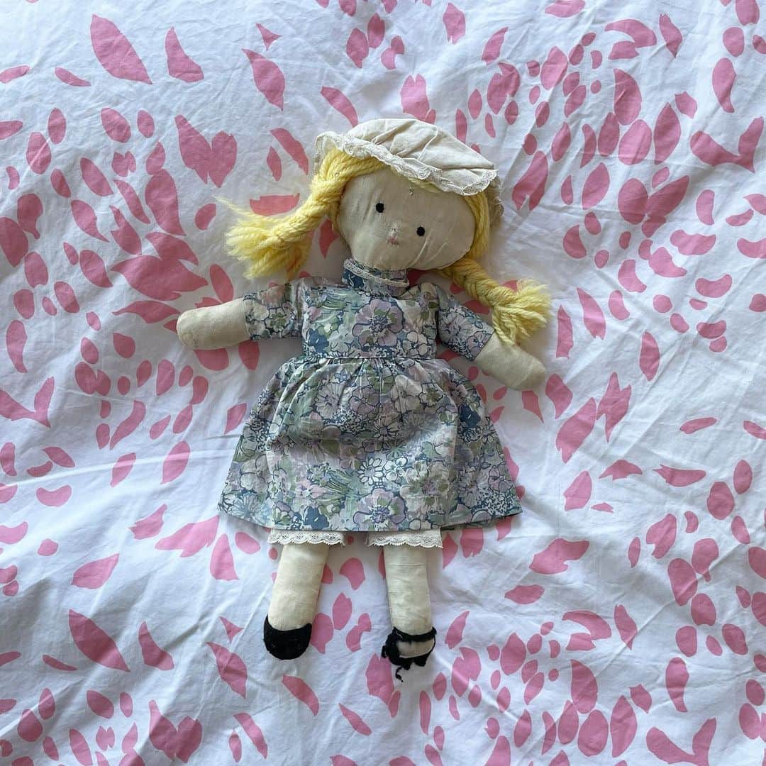 オランピアルタンのインスタグラム：「Her name is Marguerite, my grandmother made her for me when I was little. I’m going to make her some new shoes and fix her Liberty print dress which is just a bit unstitched in the back. Can update later on her status if you like... (or if you don’t care, post a 🙄 in comments) 👧🏼🪡💕 #myragdoll #handmadewithlove by #paulette」