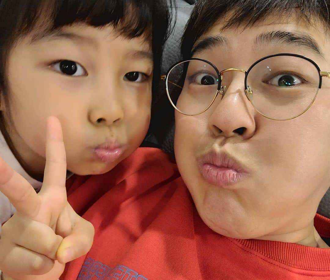 パク・クァンヒョンさんのインスタグラム写真 - (パク・クァンヒョンInstagram)「하온이랑 딱 붙어 있기!!  같은 표정짓기!! . 세상에서 가장 사랑하는 내새끼 ㅎㅎ  . #육아스타그램  #박광현 #박하온 #육아빠 #딸바보」11月30日 1時32分 - gwangparty