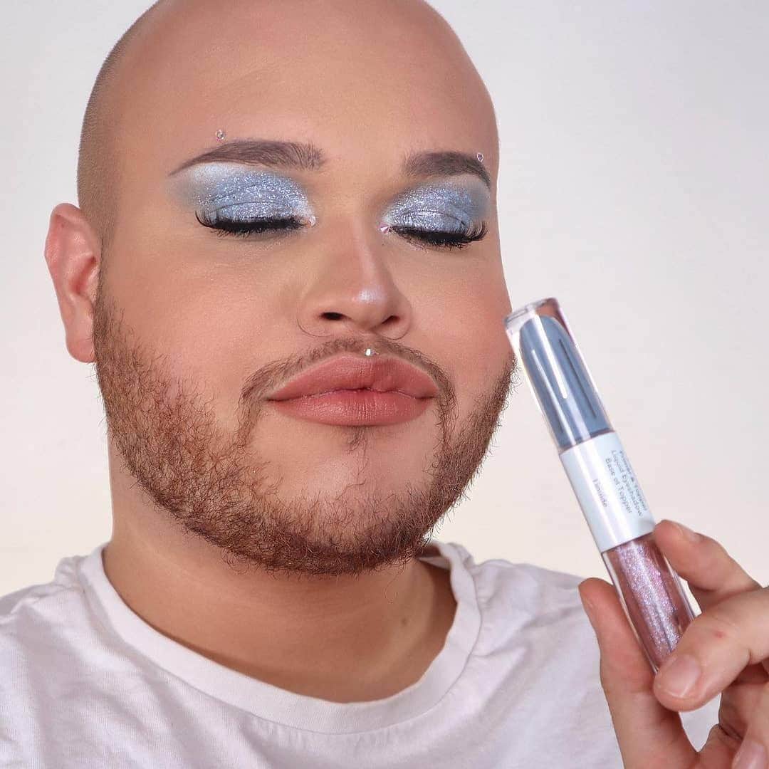 BECCAさんのインスタグラム写真 - (BECCAInstagram)「With our NEW Light Gleam Primer + Topper Liquid Eyeshadow, the ways to express your creativity are endless. 💫 Swipe through to see some of our fave Light Gleam looks. 💫  🦋@Jonnyonthego wears shade Refract. 🍃@greivy wears shade Dusk. 🌅@foodshelterfashion wears shade Golden Hour ❤️@agirlwholikesthings wears shade Red Star 🔺@makeupemalii wears shade Red Star  #veganbeauty #CrueltyFree  #beccalightgleam」11月30日 1時35分 - beccacosmetics