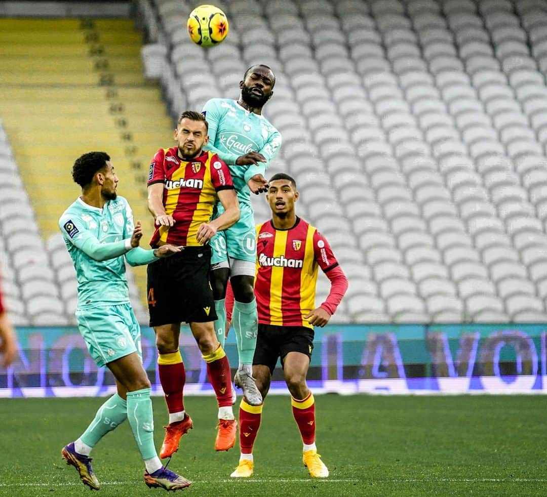 リーグ・アンさんのインスタグラム写真 - (リーグ・アンInstagram)「🆚 #RCLSCO (1-3) ✈️ Grosse perf' d'@angers_sco qui s'impose sur la pelouse de @rclens, jusqu'alors invaincu à Bollaert-Delelis 💪 !  A strong performance from Angers sees them win away to Lens! • • #Ligue1UberEats #SCO #AngersSCO #StadeBollaertDelelis」11月30日 1時39分 - ligue1ubereats