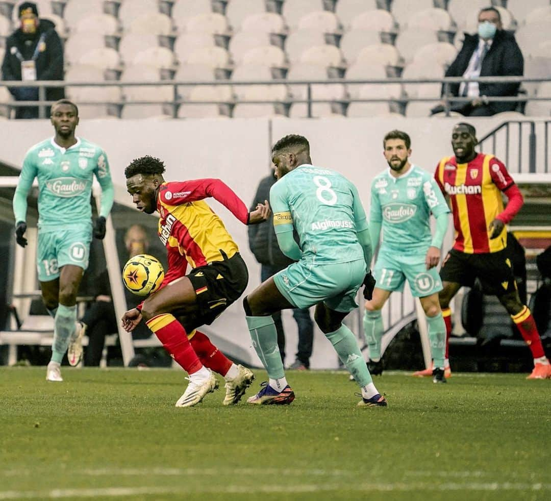 リーグ・アンさんのインスタグラム写真 - (リーグ・アンInstagram)「🆚 #RCLSCO (1-3) ✈️ Grosse perf' d'@angers_sco qui s'impose sur la pelouse de @rclens, jusqu'alors invaincu à Bollaert-Delelis 💪 !  A strong performance from Angers sees them win away to Lens! • • #Ligue1UberEats #SCO #AngersSCO #StadeBollaertDelelis」11月30日 1時39分 - ligue1ubereats