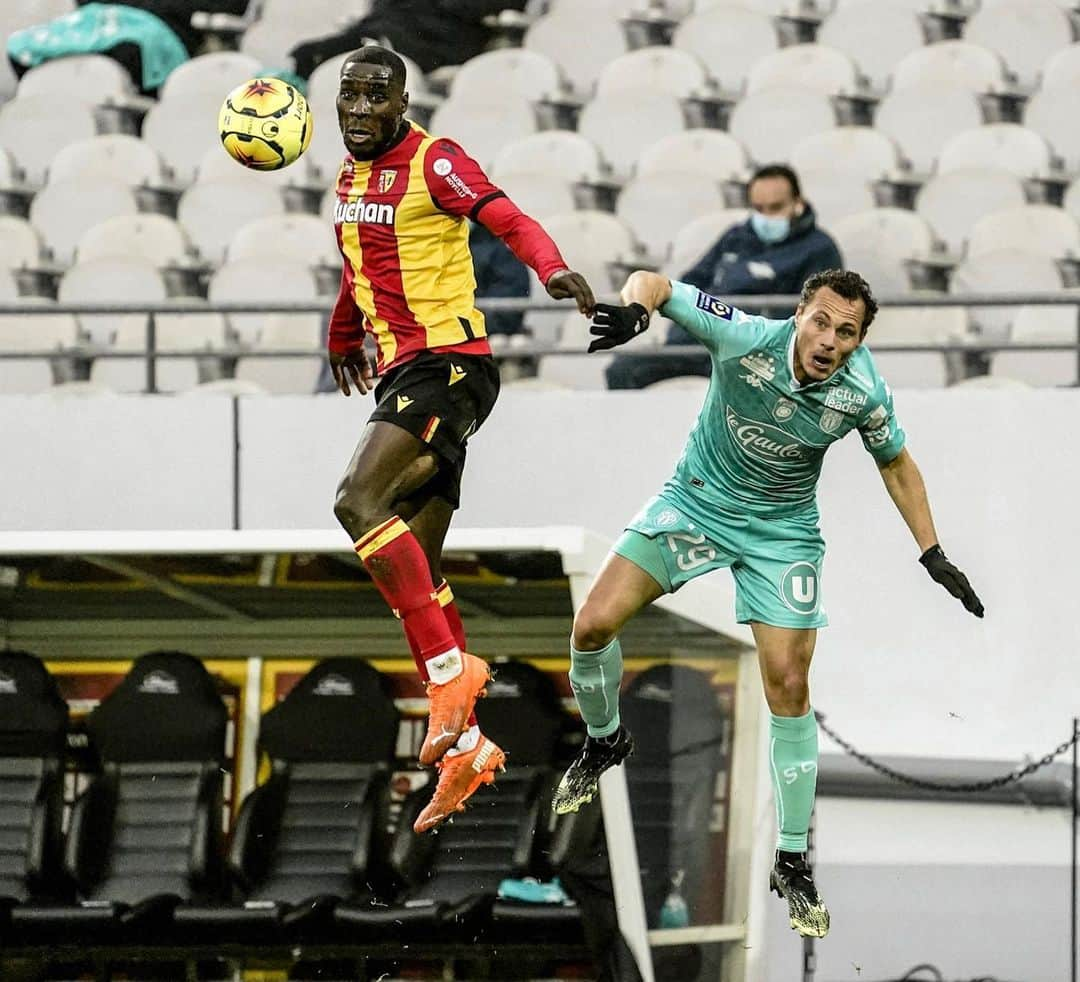 リーグ・アンさんのインスタグラム写真 - (リーグ・アンInstagram)「🆚 #RCLSCO (1-3) ✈️ Grosse perf' d'@angers_sco qui s'impose sur la pelouse de @rclens, jusqu'alors invaincu à Bollaert-Delelis 💪 !  A strong performance from Angers sees them win away to Lens! • • #Ligue1UberEats #SCO #AngersSCO #StadeBollaertDelelis」11月30日 1時39分 - ligue1ubereats