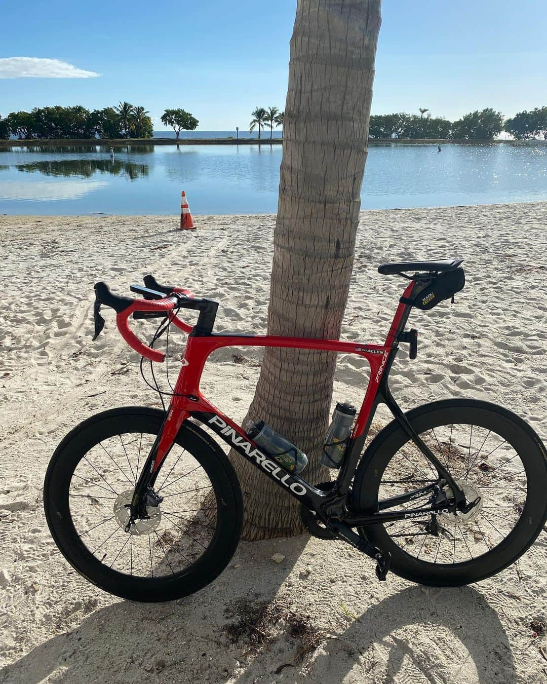 レイ・アレンさんのインスタグラム写真 - (レイ・アレンInstagram)「Sunday ride down to Bayfront marina with @sl1mbenny @danielazohlman @leezohlman @rashmi.airan @mackcycleandfitness #pinarello62 #blackpointmarina #56miles」11月30日 1時40分 - trayfour