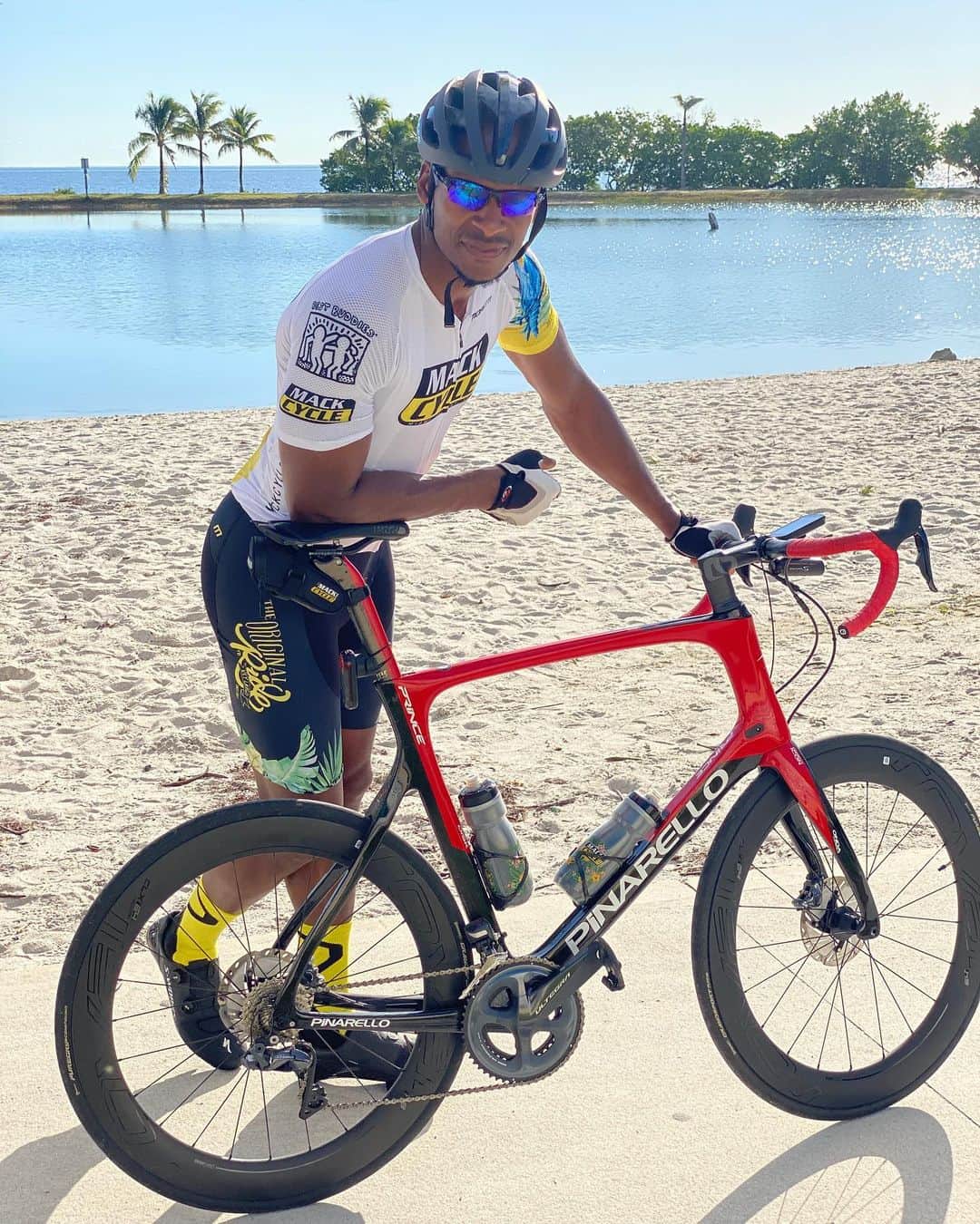 レイ・アレンのインスタグラム：「Sunday ride down to Bayfront marina with @sl1mbenny @danielazohlman @leezohlman @rashmi.airan @mackcycleandfitness #pinarello62 #blackpointmarina #56miles」