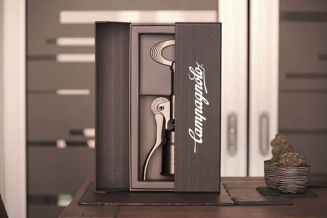 カンパニョーロさんのインスタグラム写真 - (カンパニョーロInstagram)「The Campagnolo BIG corkscrew. Its history, shape, size and functionality have made it a point of reference for those who appreciate wine, art and design. The new titanium body of the corkscrew renders this already-cult object entirely unique, both to own and to give as a gift.  #Campagnolo #CampagnoloBIG #CampagnoloCorkscrew #ChristmasGift #GiftIdea」11月30日 2時03分 - campagnolosrl