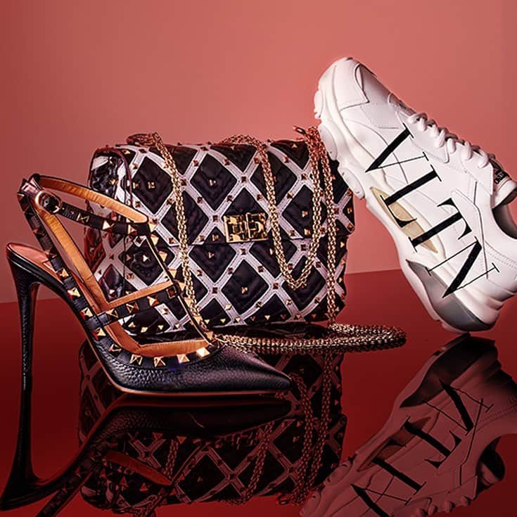 GILTのインスタグラム：「This one’s on us. #Valentino is an EXTRA 20% off. Tap to shop.」