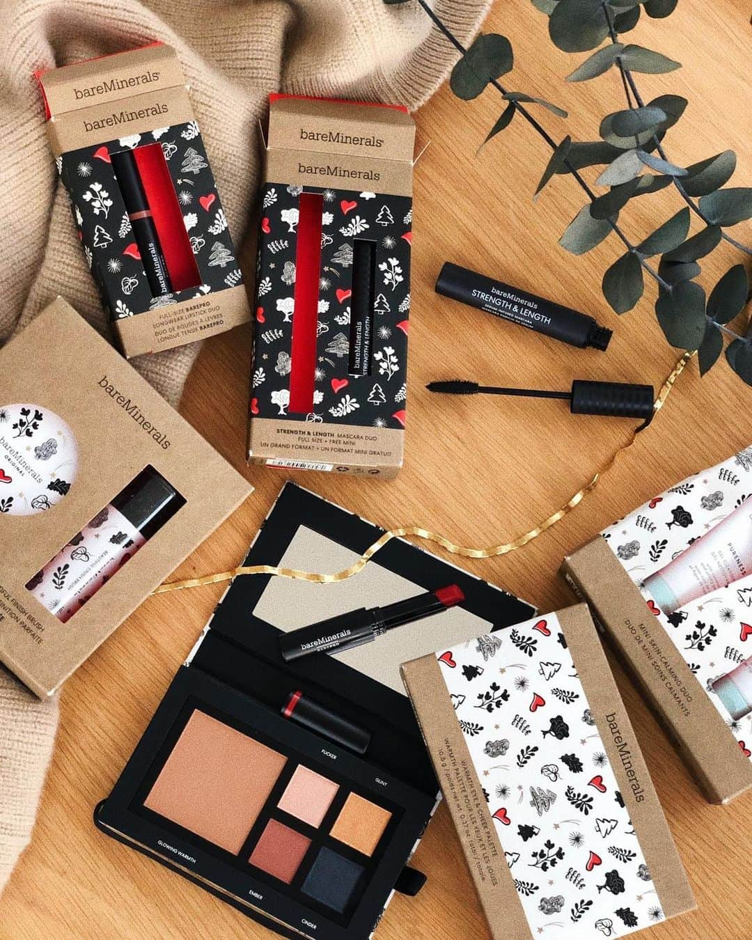 Estée Lalondeさんのインスタグラム写真 - (Estée LalondeInstagram)「ad / The @baremineralsUK Holiday 2020 collection has arrived! In addition to offering skin loving beauty products, bareMinerals has been working hard behind the scenes to lower their environmental impact. They have eliminated unnecessary packaging (🙏) and incorporated recycled materials whenever possible. They're so pretty you don't even have to wrap them! It's hard to pick a favourite, but I love the Full-Size Barepro Longwear Lipstick Duo because you get a nude shade as well as the bold red I'm wearing above! 💋#bareMineralsPartner #CleanBeauty #BareBeauties」11月30日 1時55分 - esteelalonde