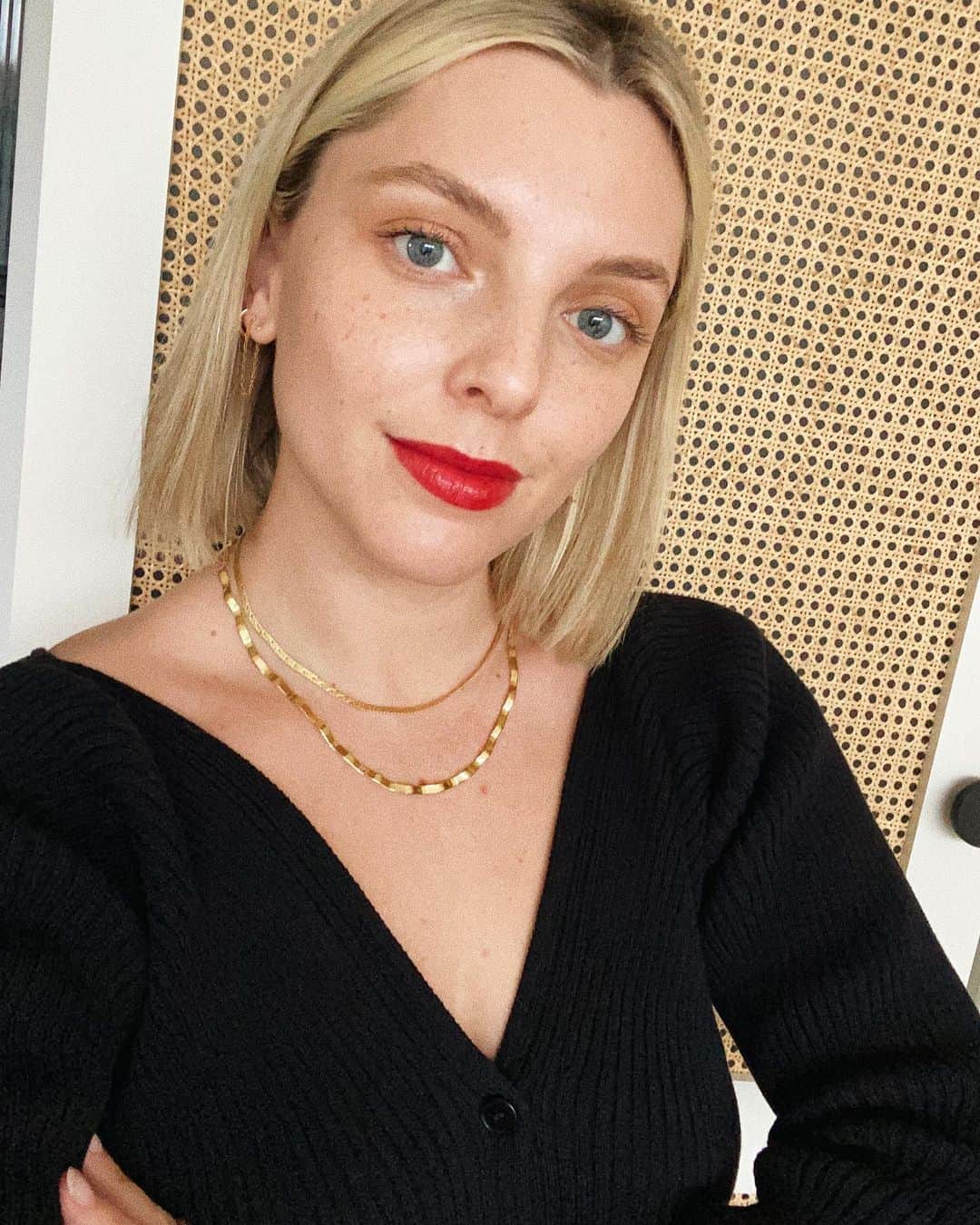 Estée Lalondeのインスタグラム：「ad / The @baremineralsUK Holiday 2020 collection has arrived! In addition to offering skin loving beauty products, bareMinerals has been working hard behind the scenes to lower their environmental impact. They have eliminated unnecessary packaging (🙏) and incorporated recycled materials whenever possible. They're so pretty you don't even have to wrap them! It's hard to pick a favourite, but I love the Full-Size Barepro Longwear Lipstick Duo because you get a nude shade as well as the bold red I'm wearing above! 💋#bareMineralsPartner #CleanBeauty #BareBeauties」