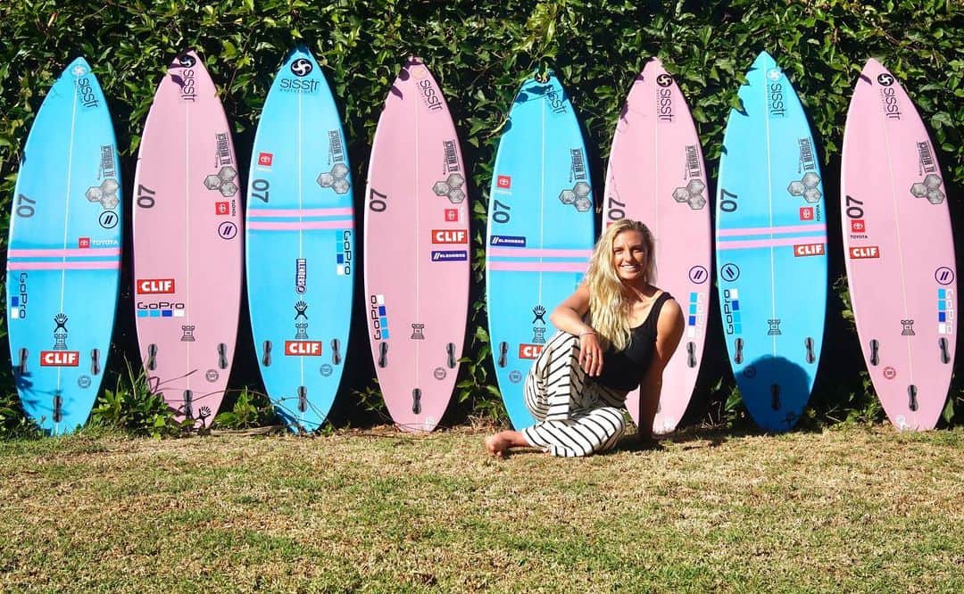 レイキー・ピーターソンのインスタグラム：「Here they are💕 Absolutely loving my new quiver and more than grateful to the @cisurfboards team for all their hard work. Let’s do this ⚡️⚡️」