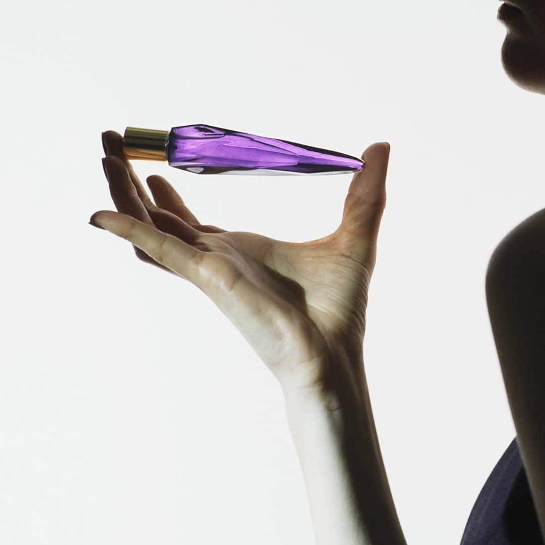 ミュグレーのインスタグラム：「Your Mugler fragrance with you wherever you go. #MugleEauToGo #MuglerAlien」